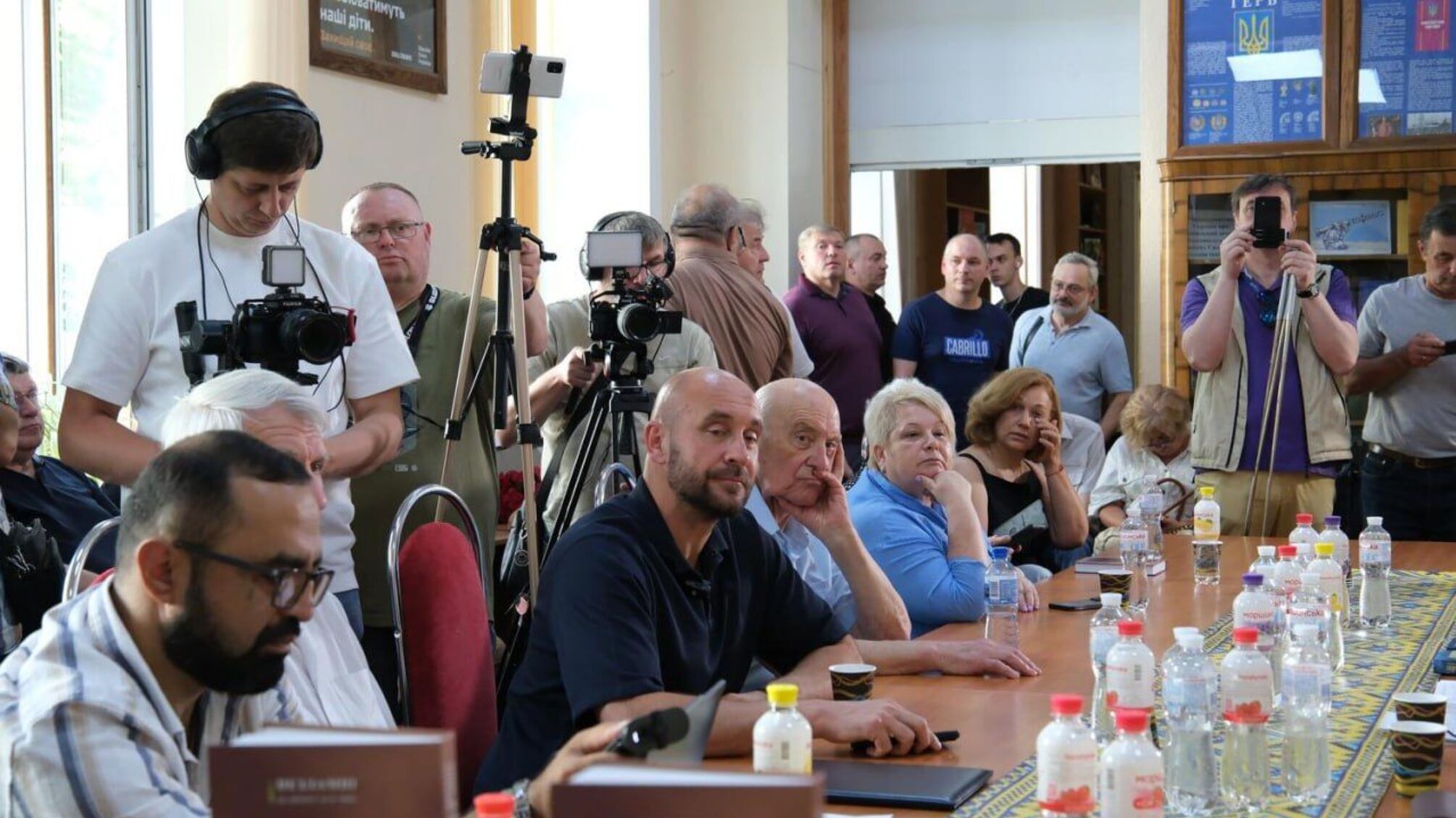 'Несокрушимые на фронте и в тылу': в Киеве презентовали сборник памяти о погибших защитниках и журналистах (фото)