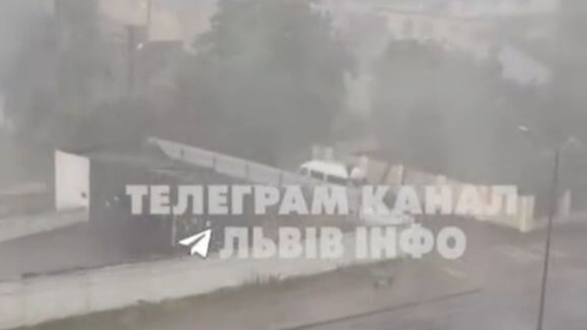 Львов накрыло мощное ненастье: гроза, град и шквальный ветер повлекли за собой разрушение в городе