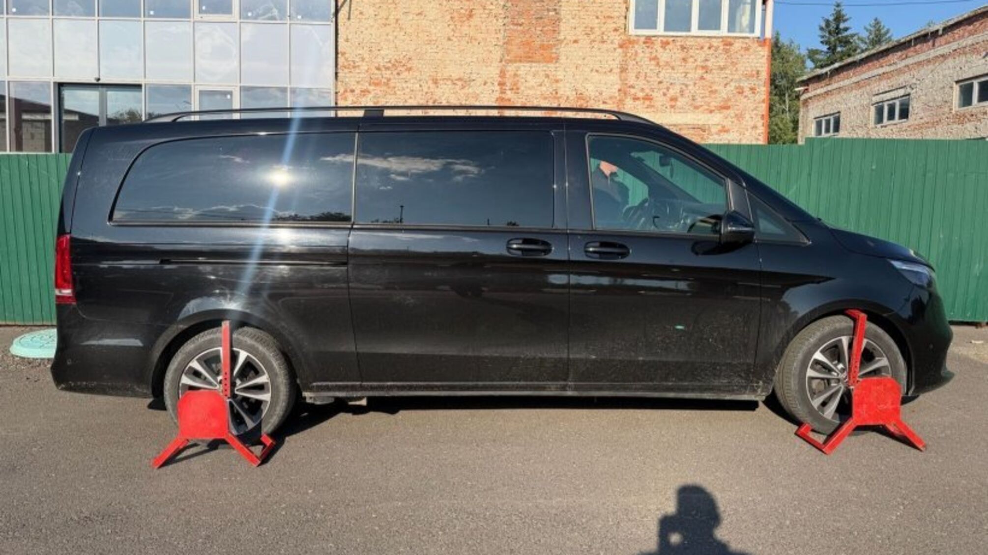 На пункті пропуску 'Ужгород' виявили мікроавтобус Mercedes, викрадений у Польщі