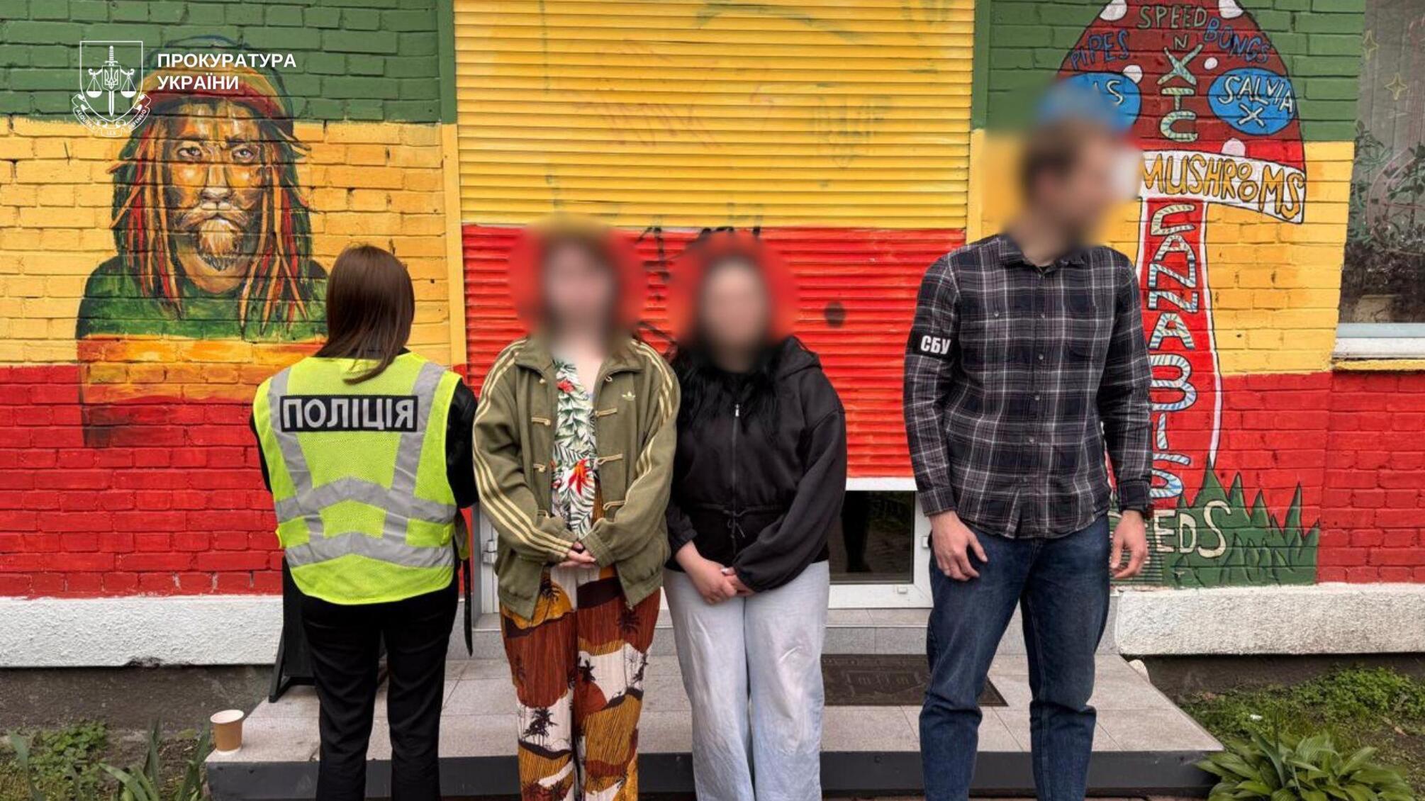 В столице разоблачили продажу вейпов и конфет с каннабиноидами: подозрения получили 8 человек