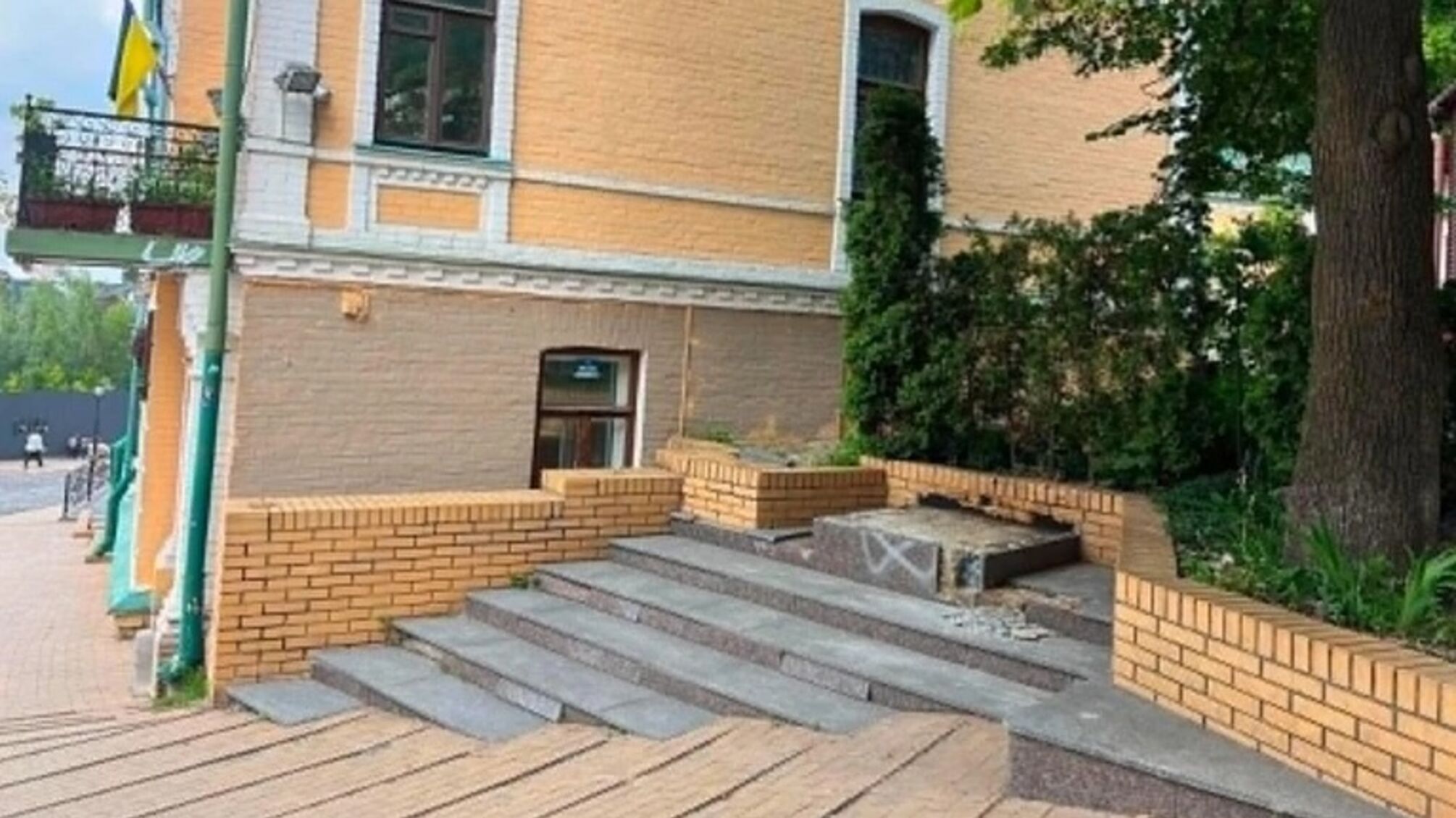 На Андреевском спуске в Киеве демонтировали памятник Михаилу Булгакову