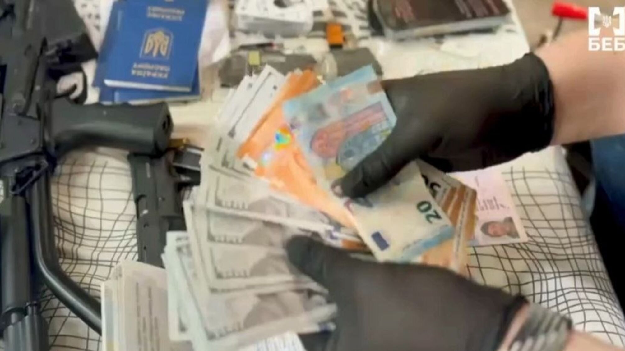 Масштабне підпілля: в Україні БЕБ ліквідувало виробництво фальшивих документів