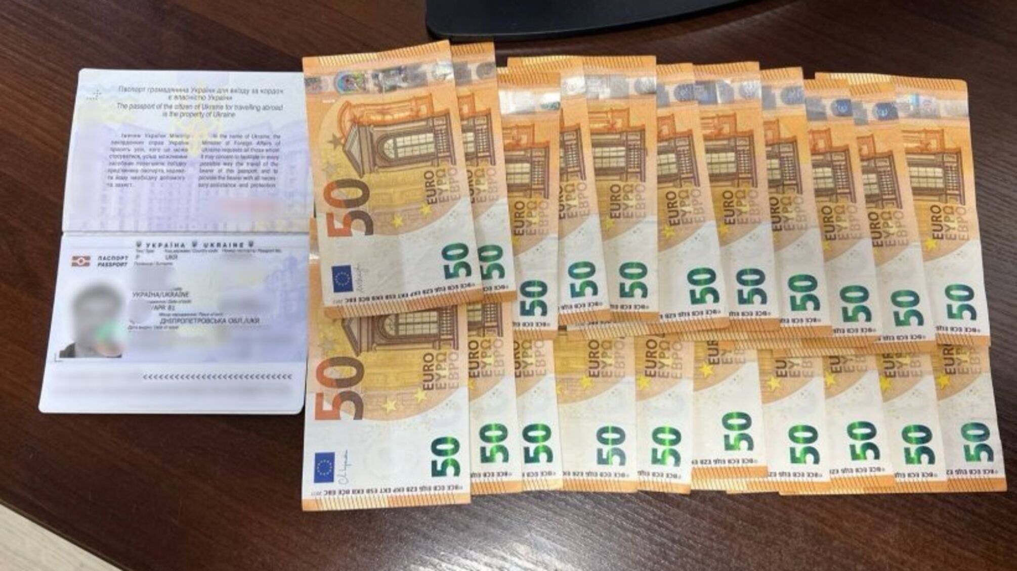 На границе мужчина предложил пограничнице 1050 евро взятки: теперь ему грозит уголовная ответственность