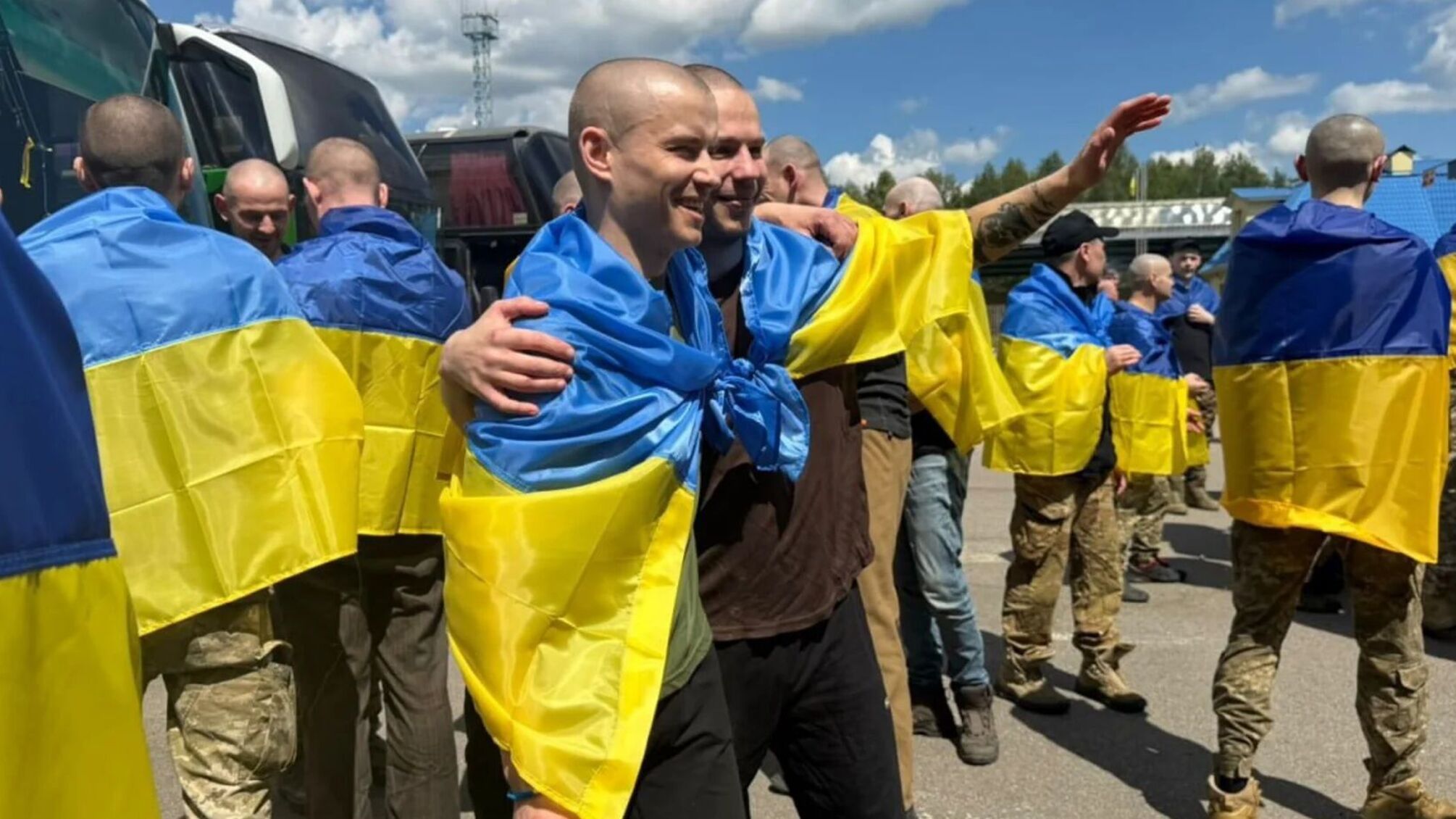 З полону повертаються батько і син: родина українських захисників святкує подвійне повернення