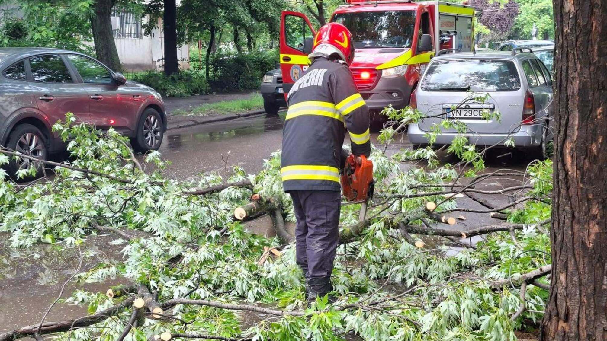 В одній із країн негода відрізала десятки населених пунктів: проводиться евакуація