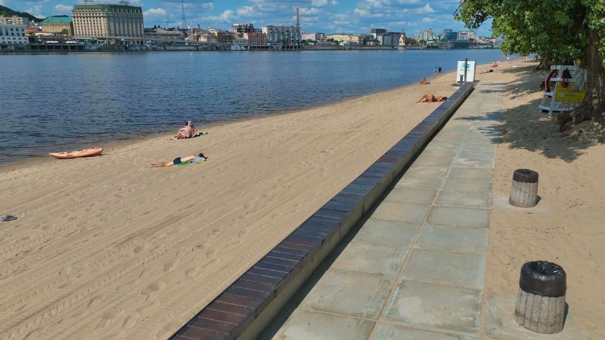 В Киеве запретили купание на ряде пляжей из-за опасной воды