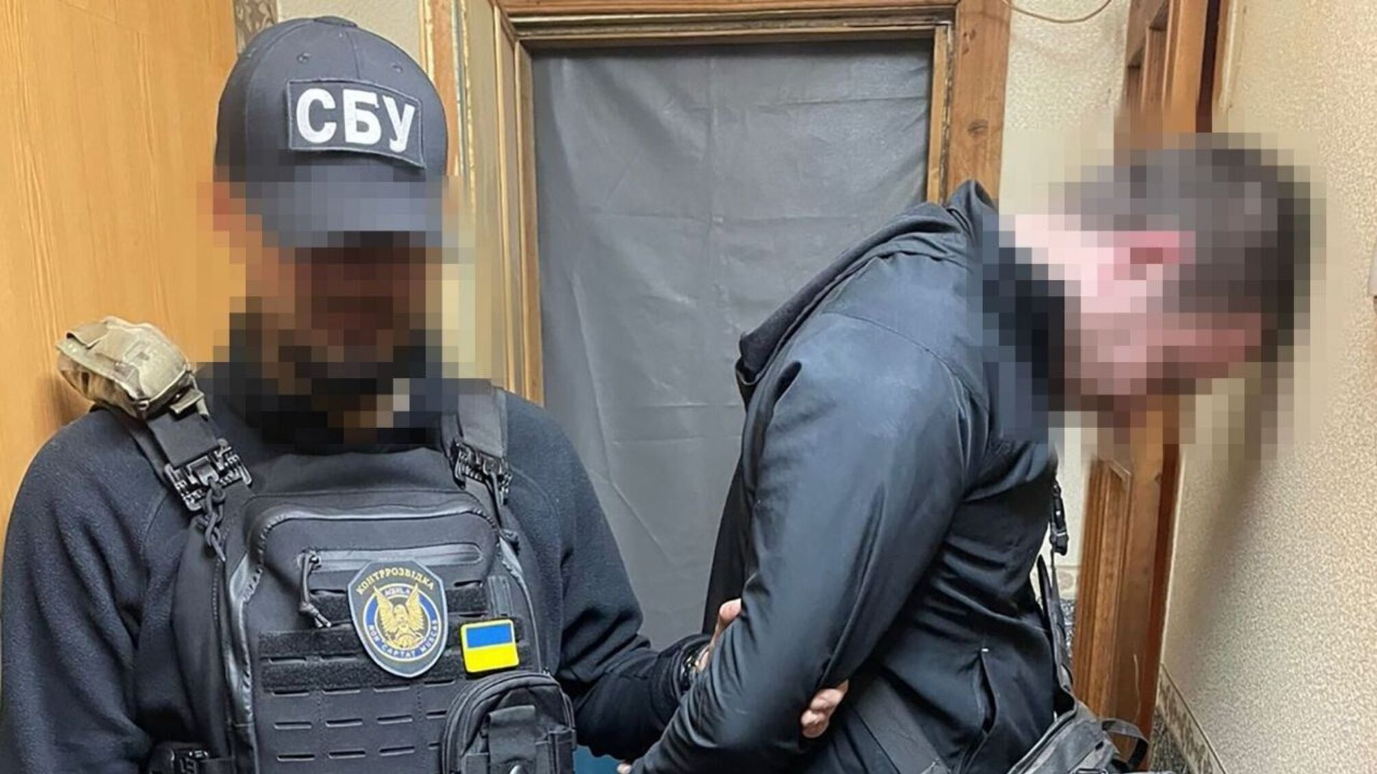 Відправляла українських дітей до окупантів і охороняв катівню: СБУ викрила двох колаборантів