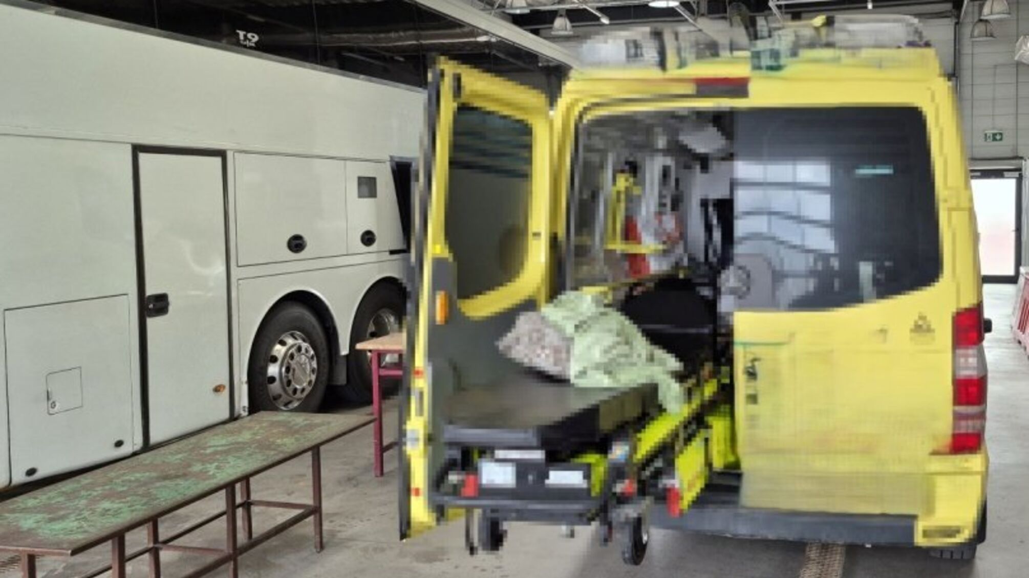 На кордоні з Польщею у машині 'швидкої' знайшли контрабанду сигарет: водійку з України оштрафували