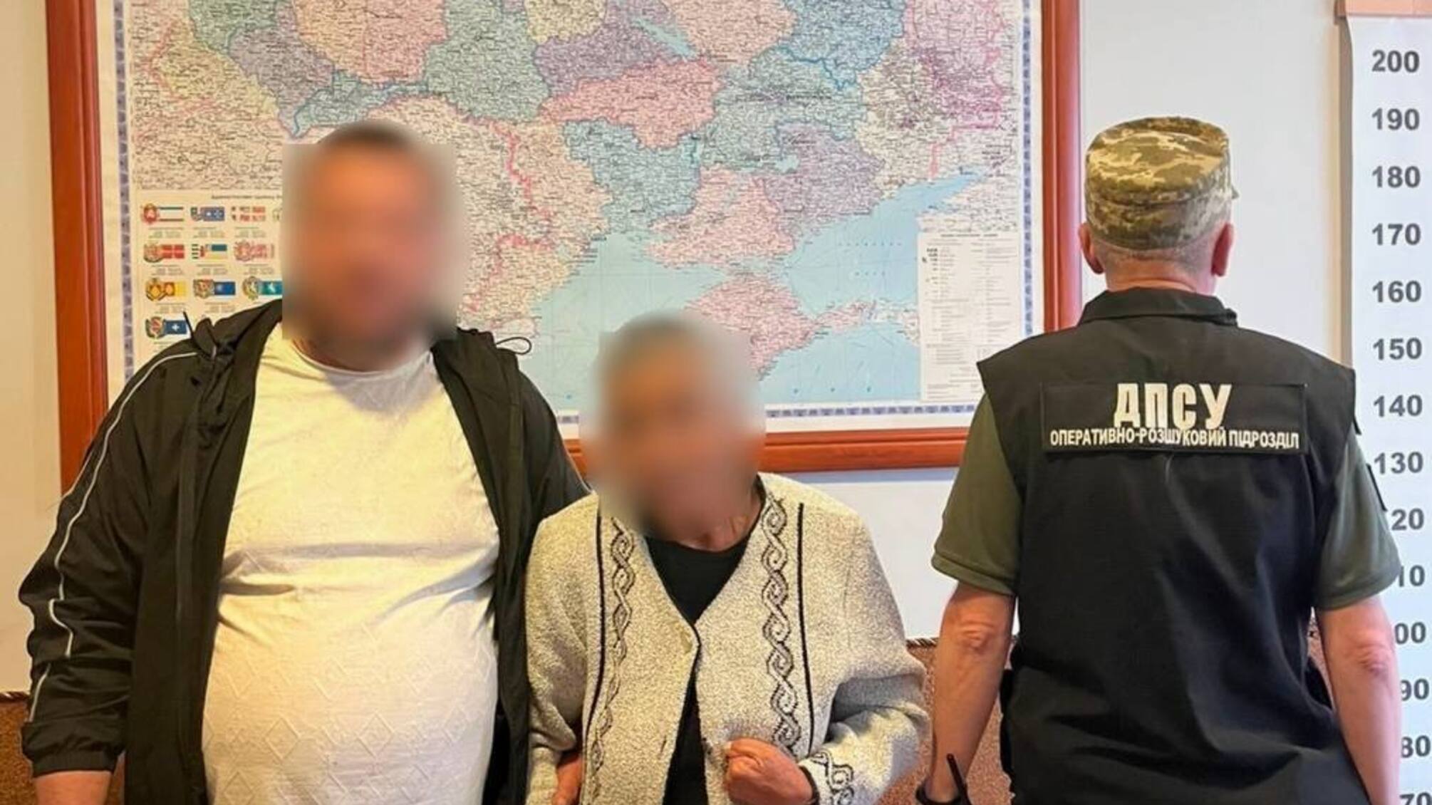 На границе разоблачили мужчину, который ехал в путешествие с двумя женами