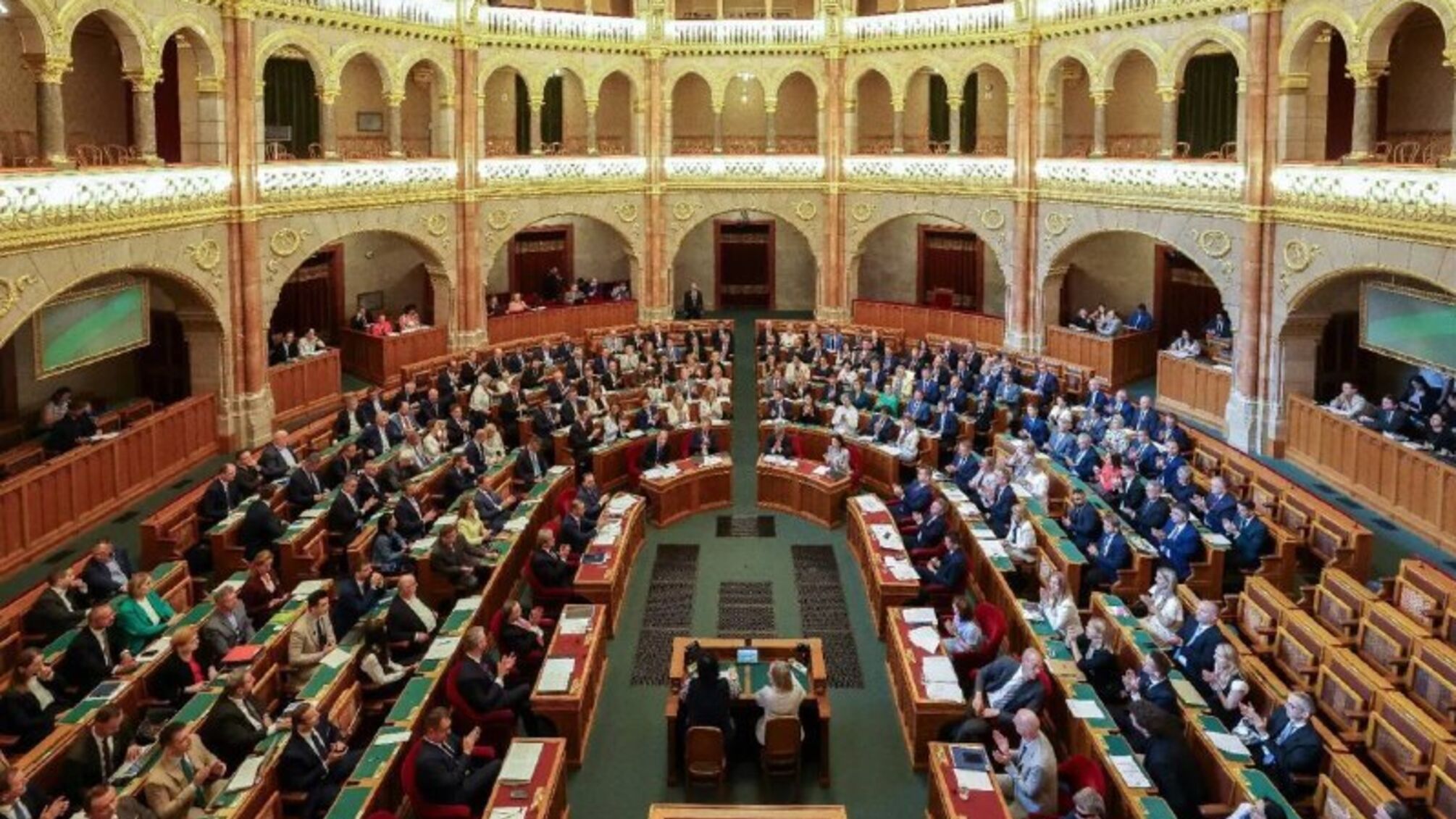 В Угорщині депутати одноголосно підтримали скорочення власних зарплат майже на 40%