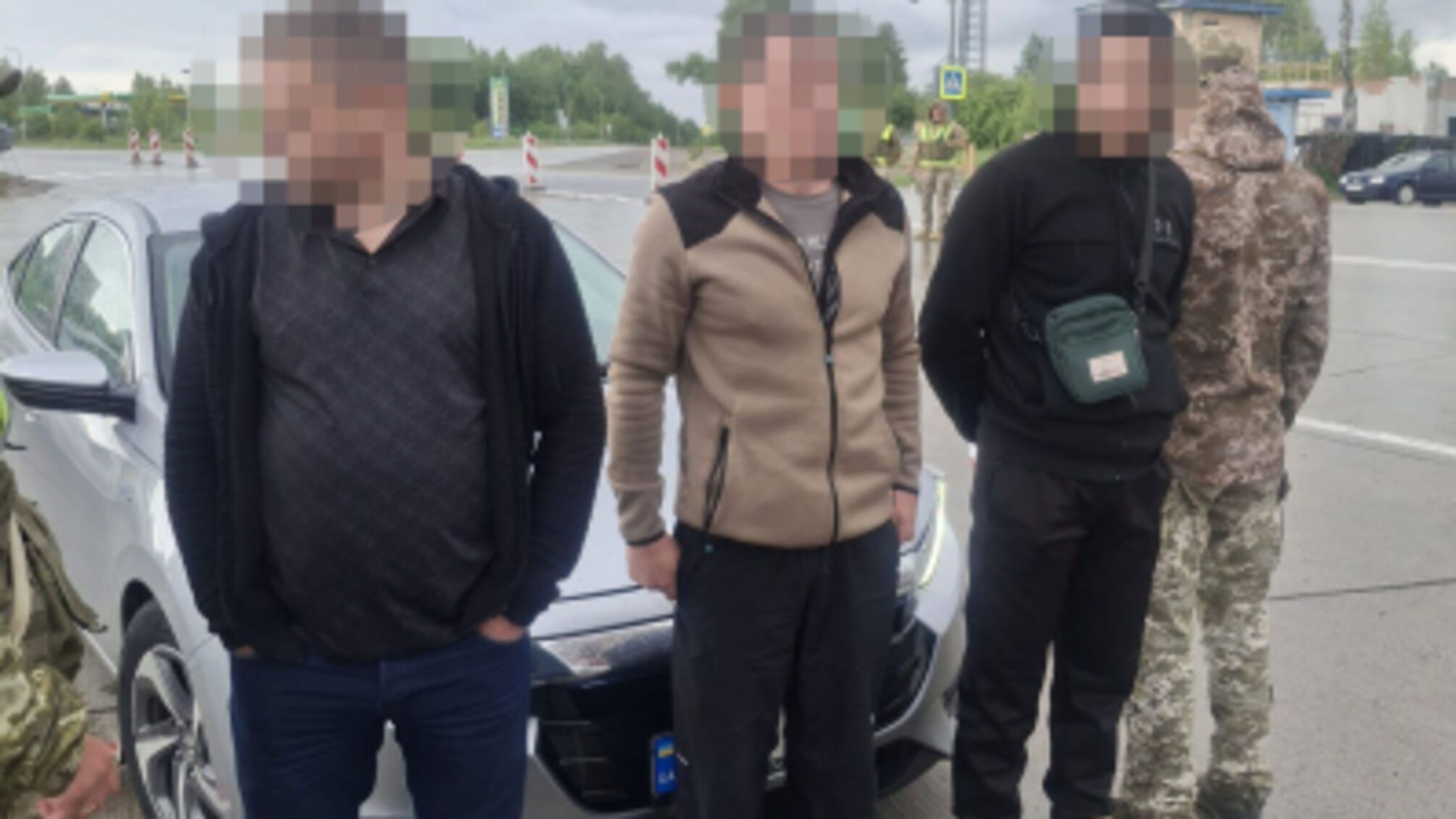 Возив чоловіків до кордону з Білоруссю за $3,5 тисячі: на Житомирщині затримали правоохоронця