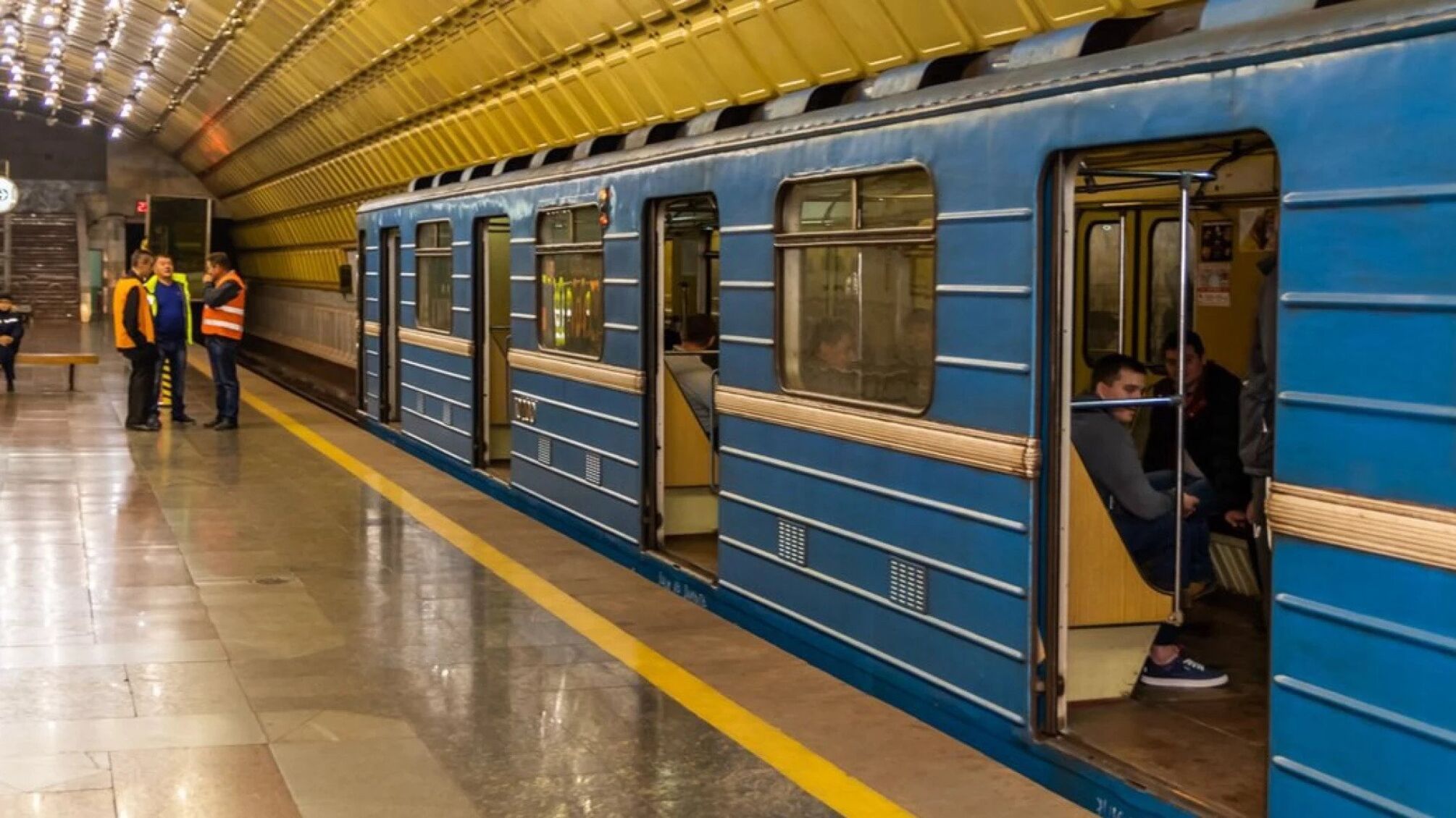 Метро без поездов ночью: что происходит на станциях после завершения движения