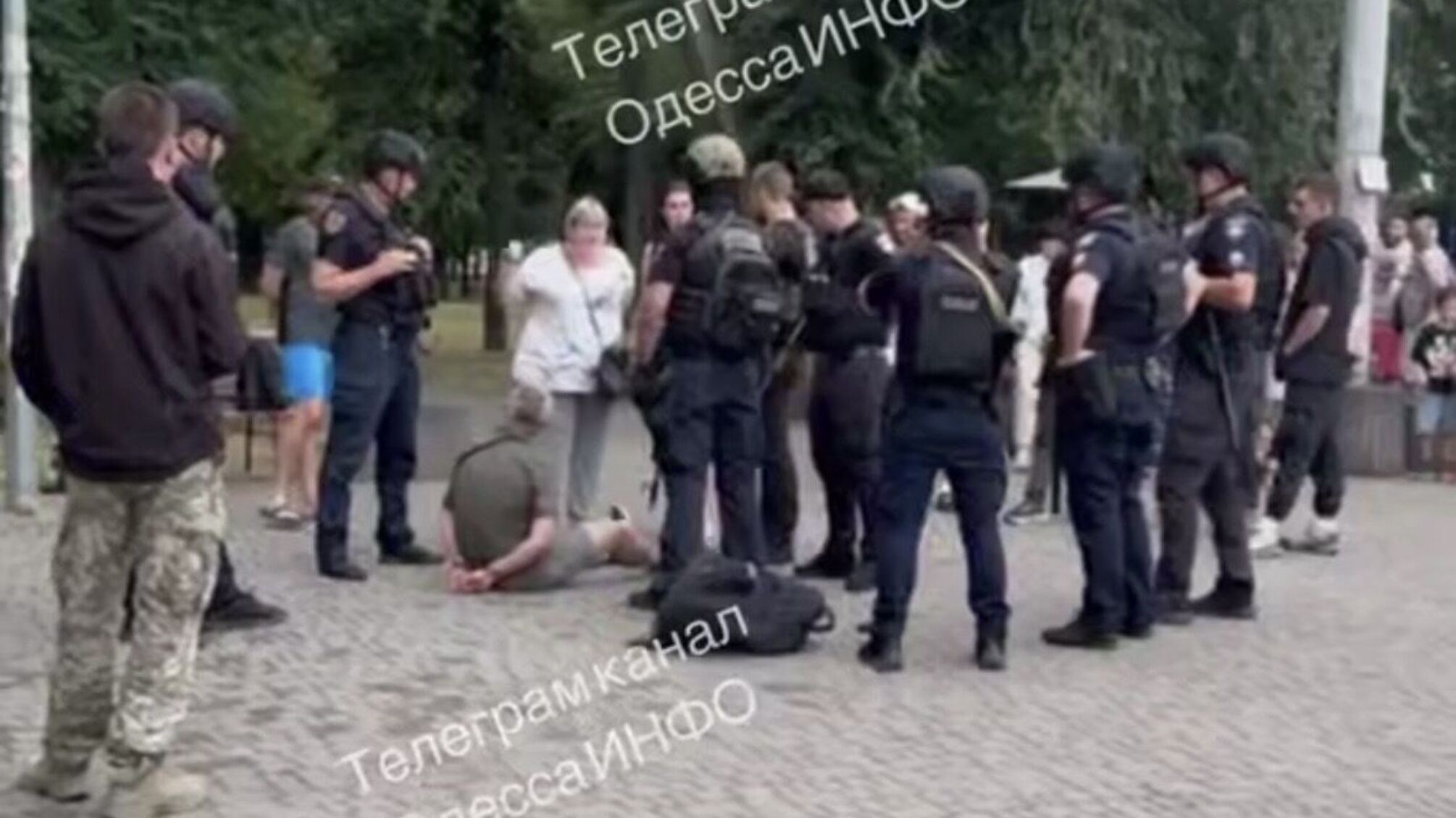 Поліція оперативно затримала чоловіка зі зброєю на Старосінній площі
