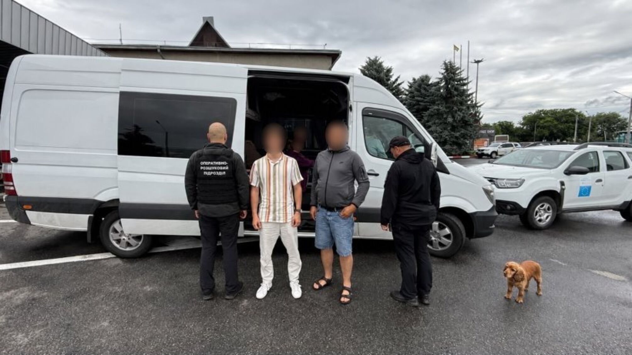 Спрятал мужчину в спальном отсеке микроавтобуса: на Буковине разоблачили схему переправки за $10 тысяч (видео)