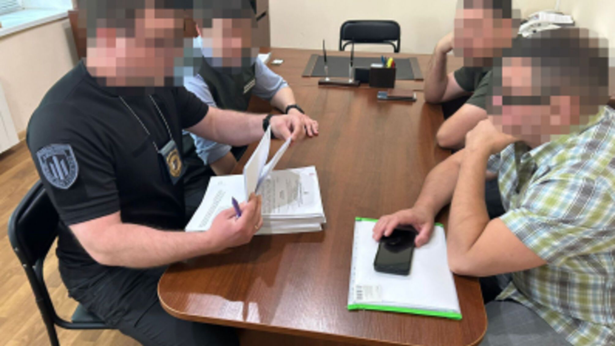 Сожительница с паспортом рф получила почти 1,3 млн грн 'боевых': ГБР разоблачило чиновника