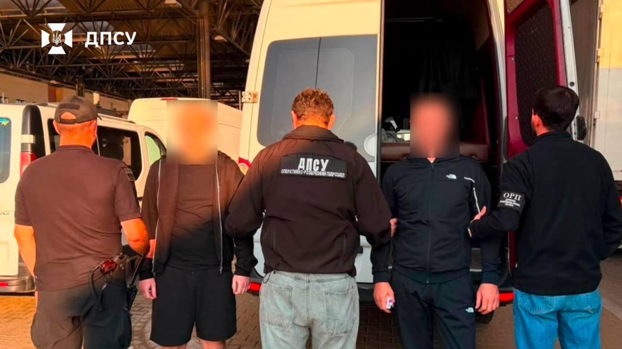 На границе разоблачили микроавтобус с тайником для уклонявшихся: водителя взяли под стражу
