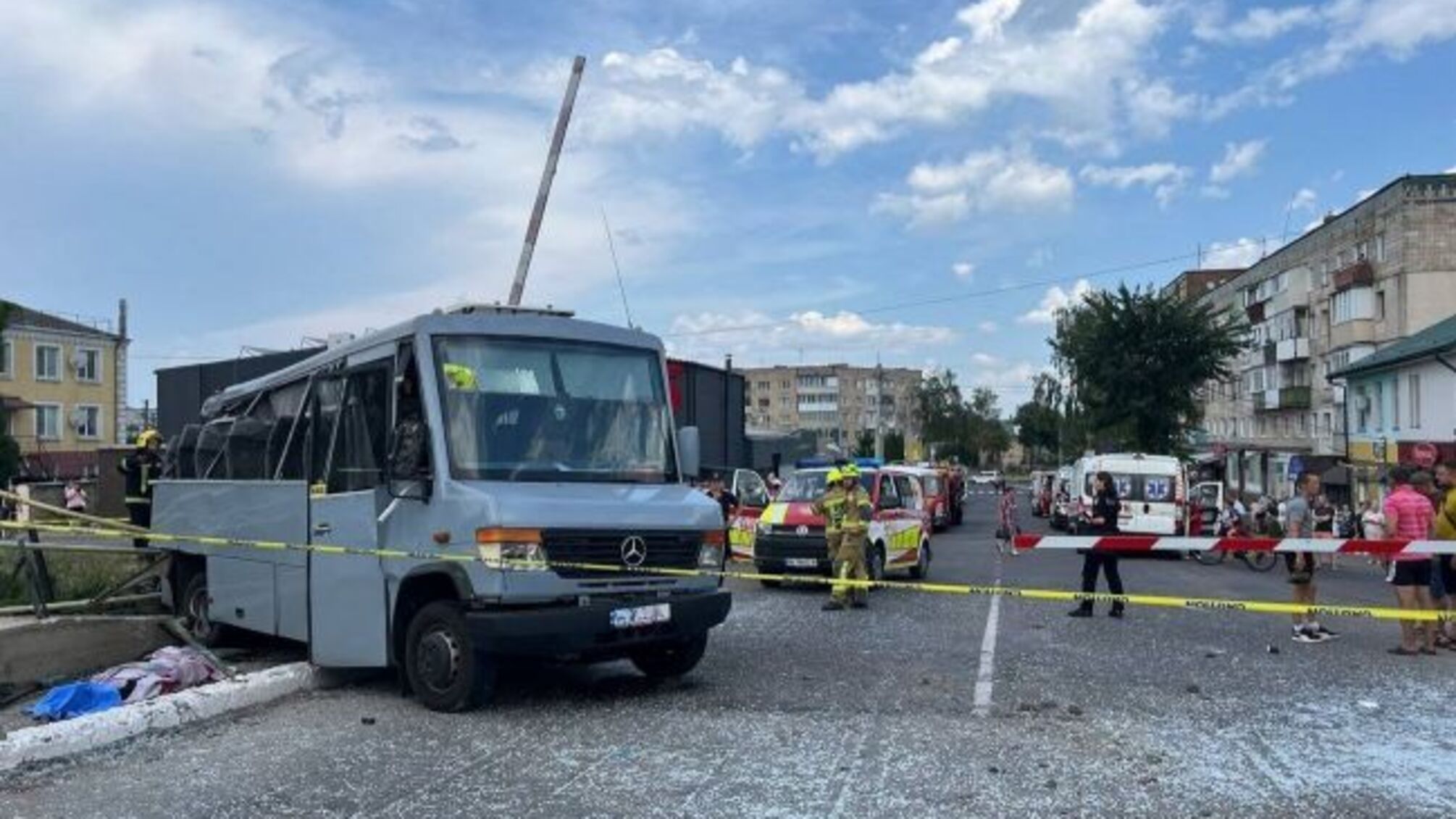 В Ровенской области поезд столкнулся с маршруткой: три человека погибли, есть пострадавшие