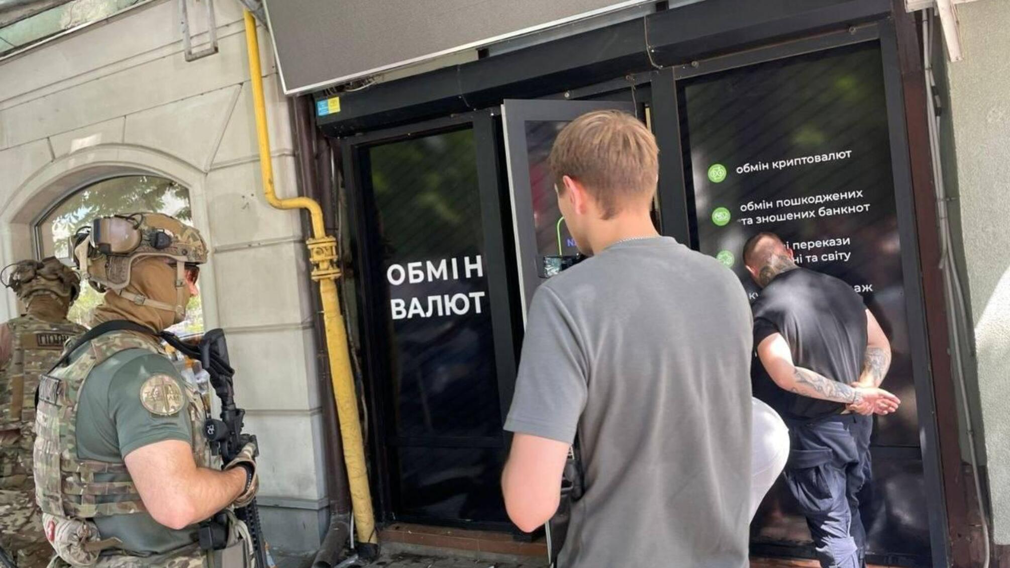 В сети обменников Money24 проходят обыски: полиция проводит следственные действия