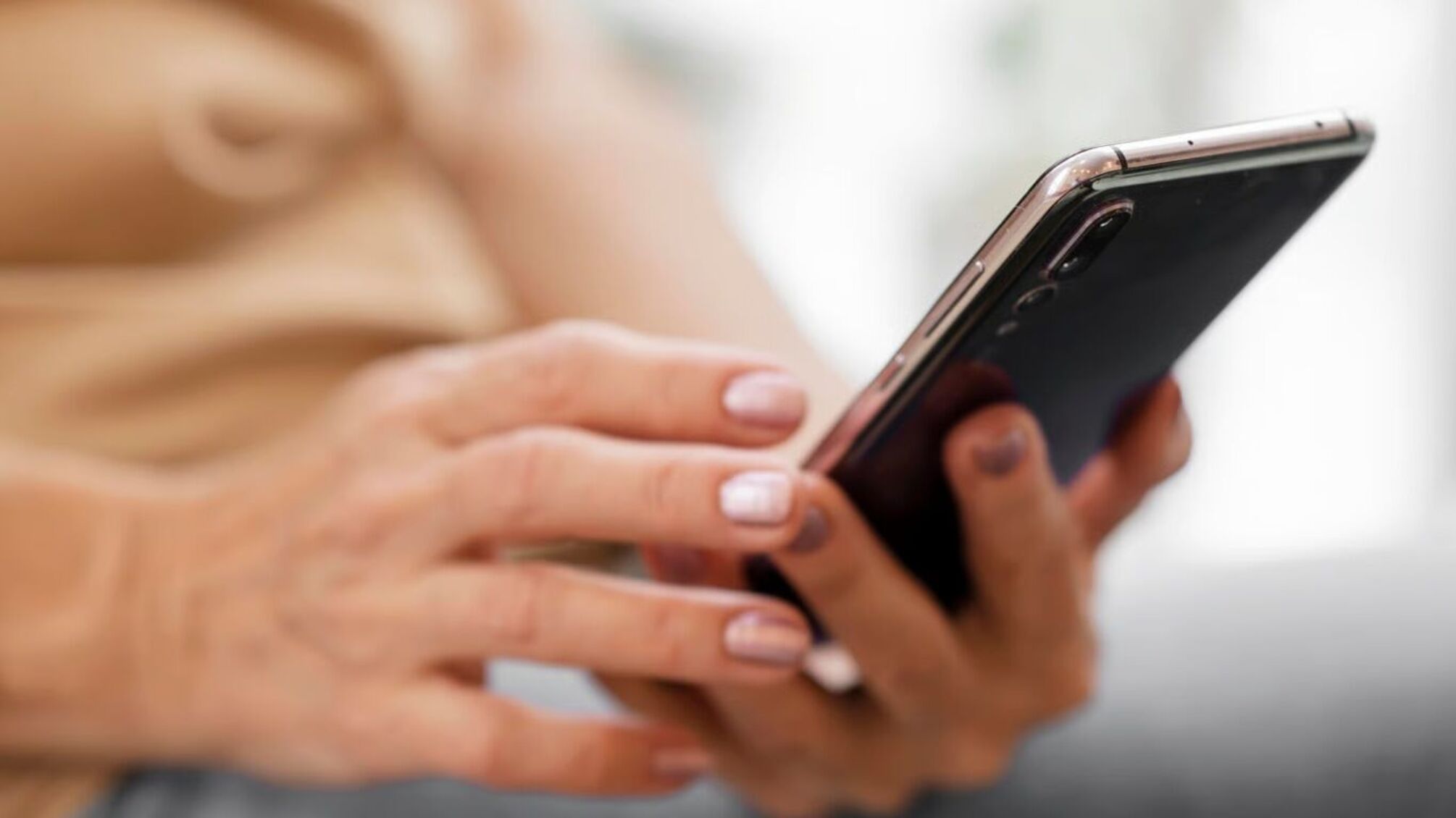 Мошенники могут воспользоваться даже старыми SMS: что опасно хранить в смартфоне