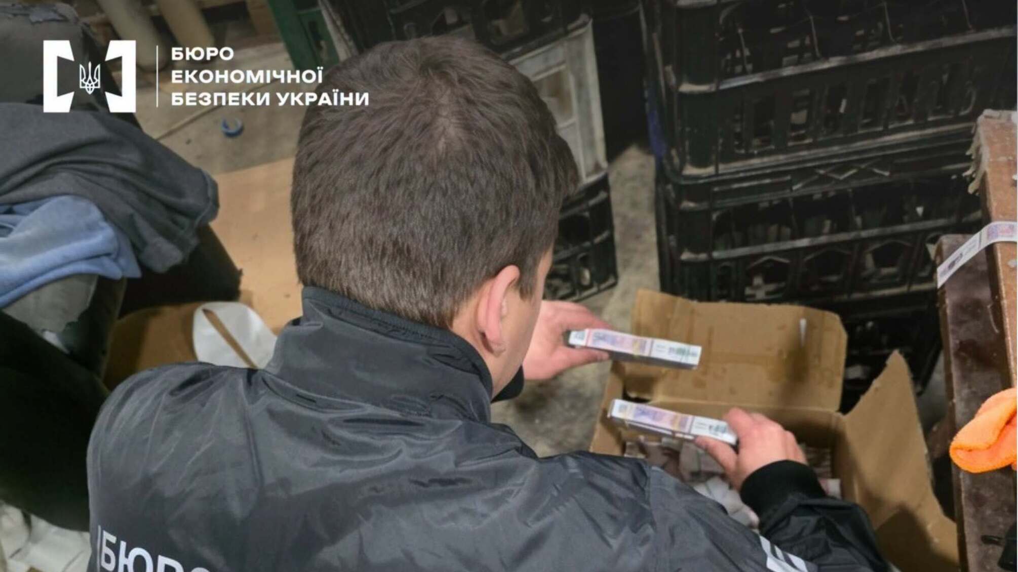 Подпольный цех сигарет и алкоголя разоблачили во Львовской области: изъяты тысячи бутылок фальсификата