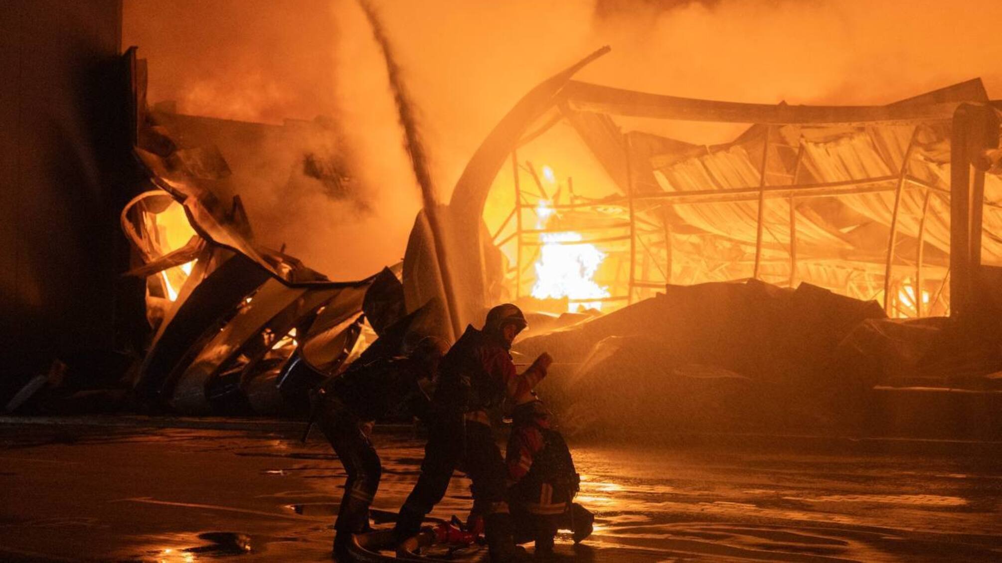 Росіяни вдарили по 'Епіцентру' в Сумах і повторно атакували рятувальників: є постраждалі діти