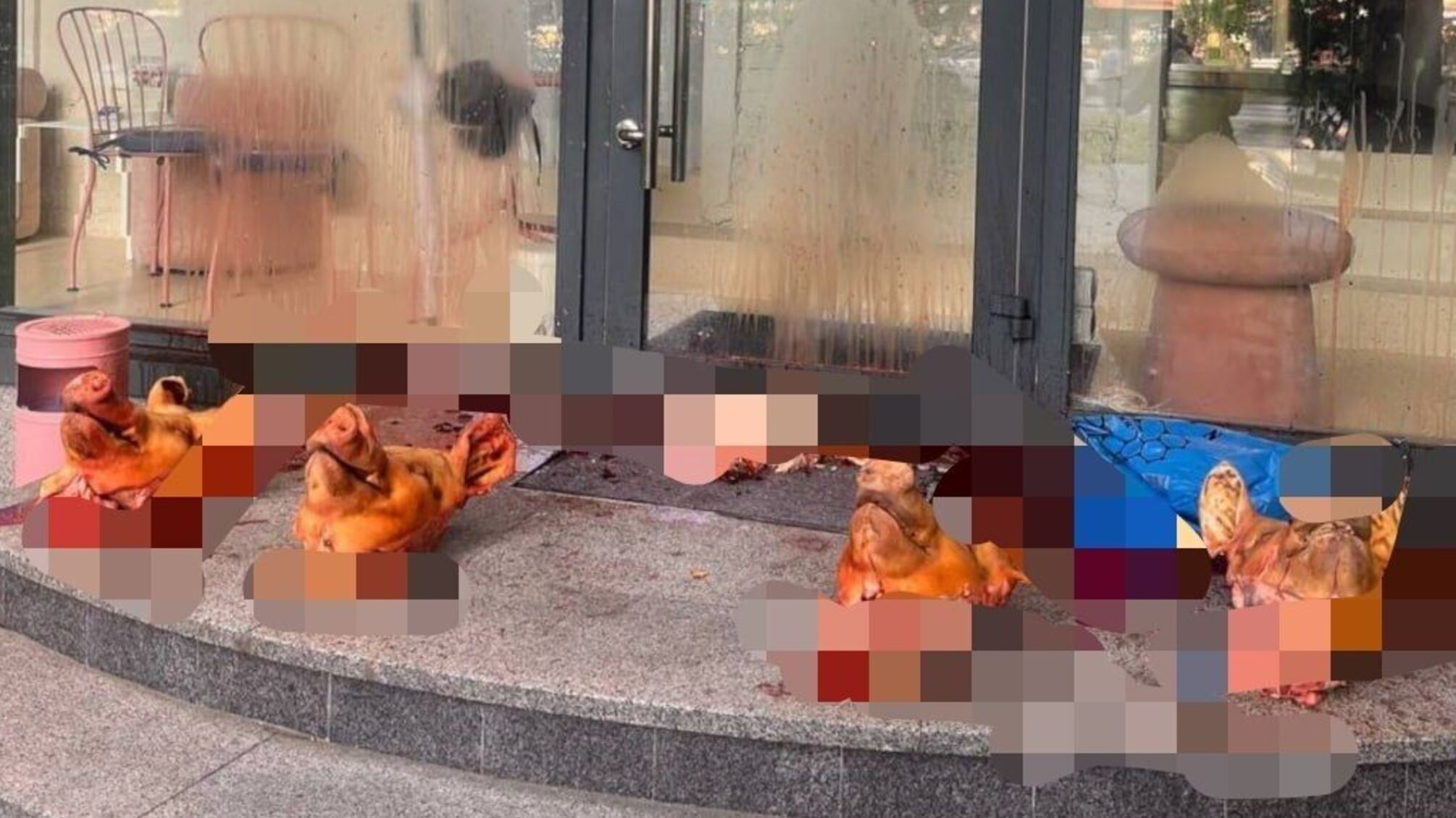 В центре Киева неизвестные подбросили туши свиней в салон красоты: полиция открыла дело