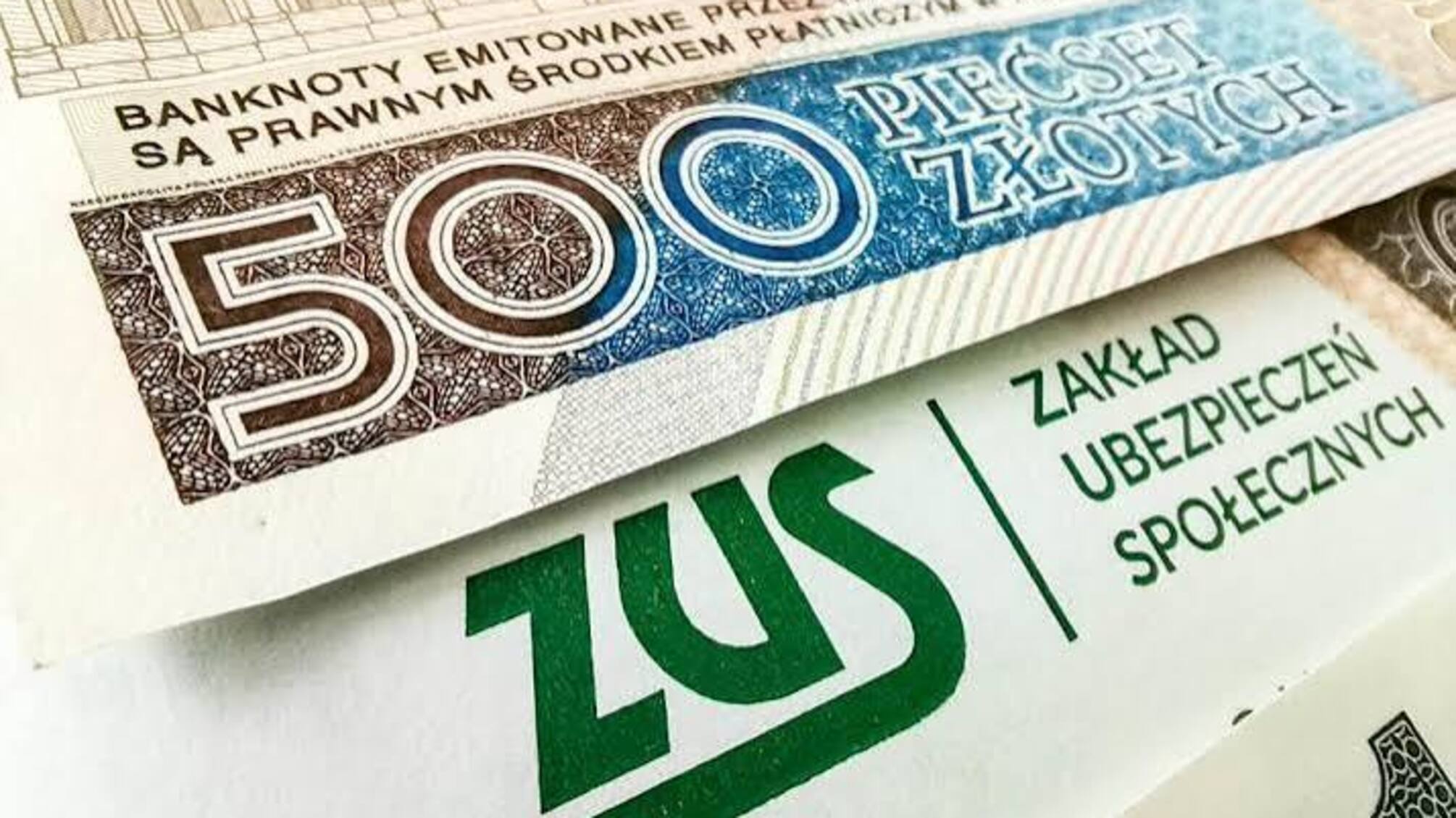 Українцям у Польщі масово призупиняють виплати 800+: ZUS пояснює причини