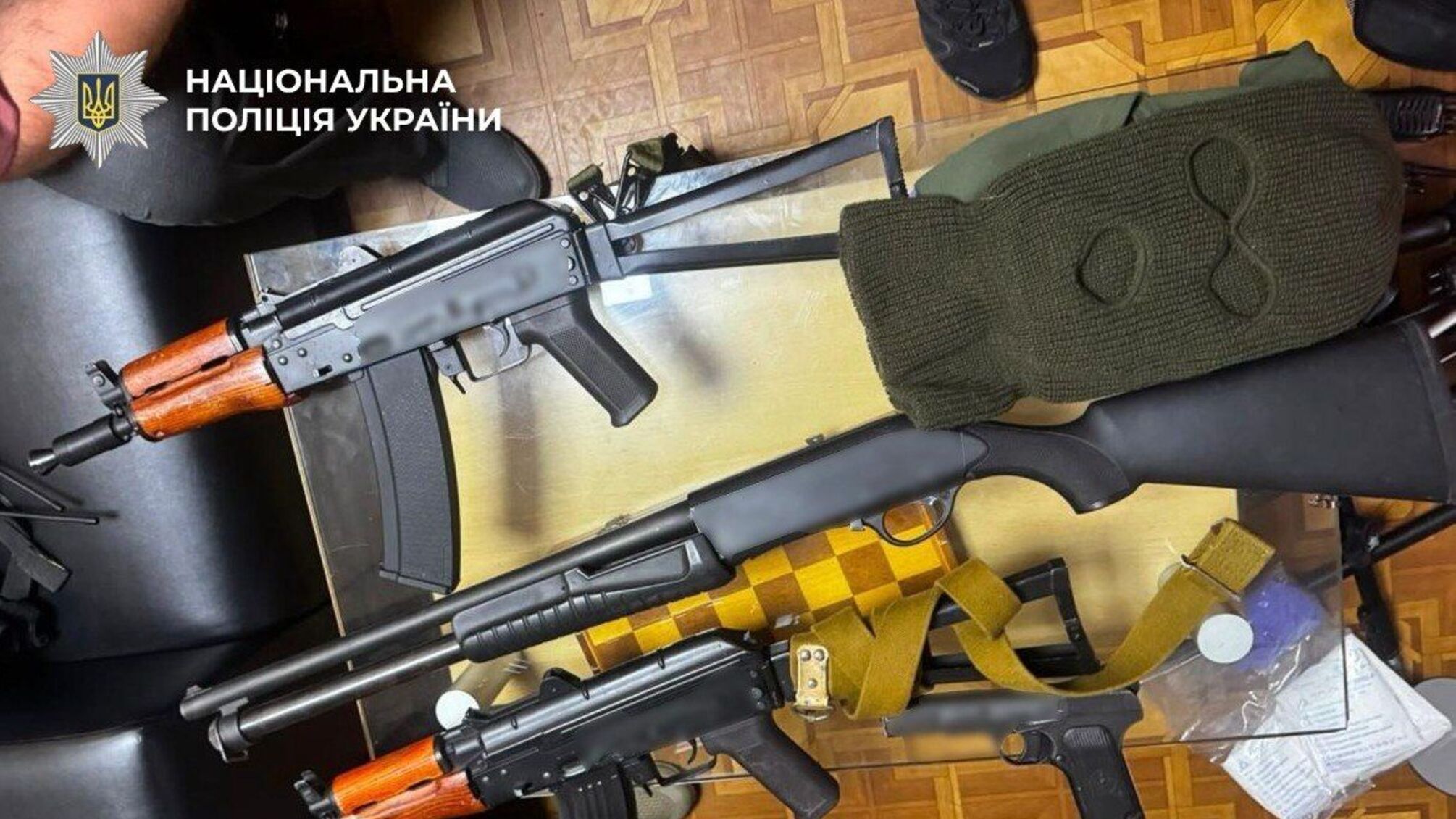 Поліція затримала банду на чолі з кримінальним авторитетом: знайдено зброю та мільйони готівки