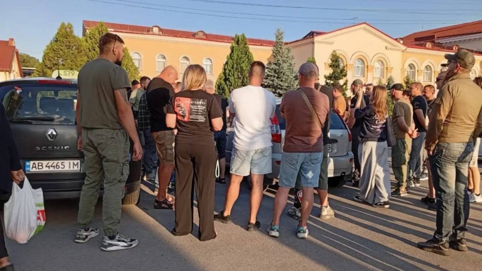 'Частных точек больше не будет': в Виннице около 100 ветеранов пришли на вокзал из-за конфликта с таксистами