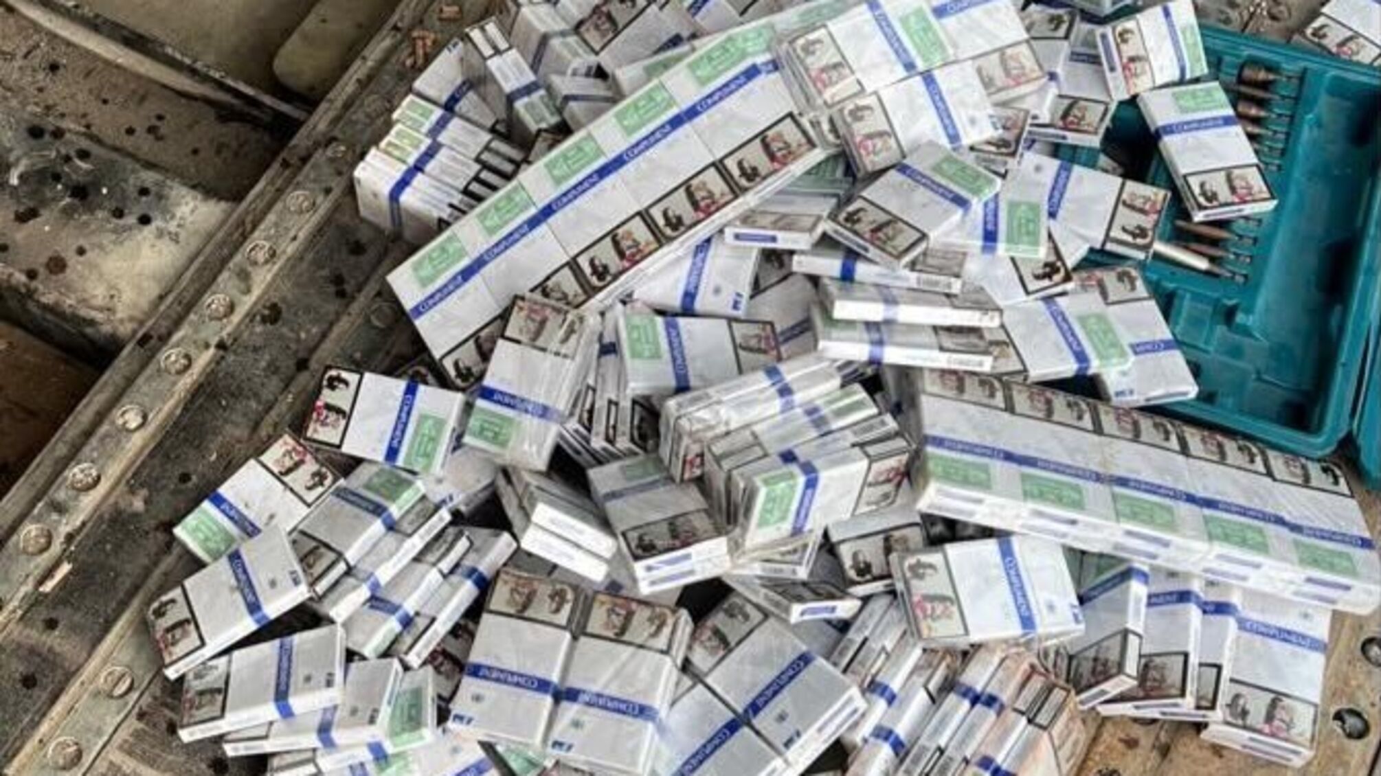 Таємні сховки у DAF і вантажному вагоні: на кордоні вилучили сигарети