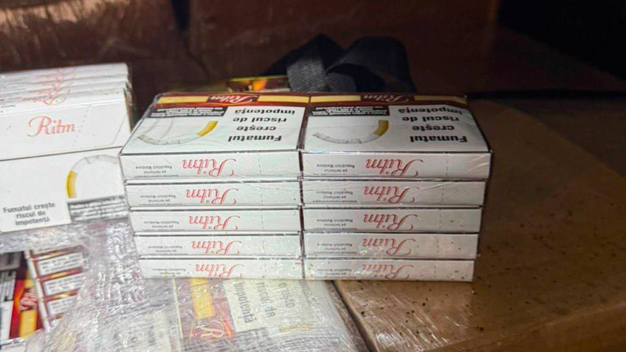 'No smoking' і 105 тисяч пачок сигарет усередині: митники викрили схованку в автоцистерні