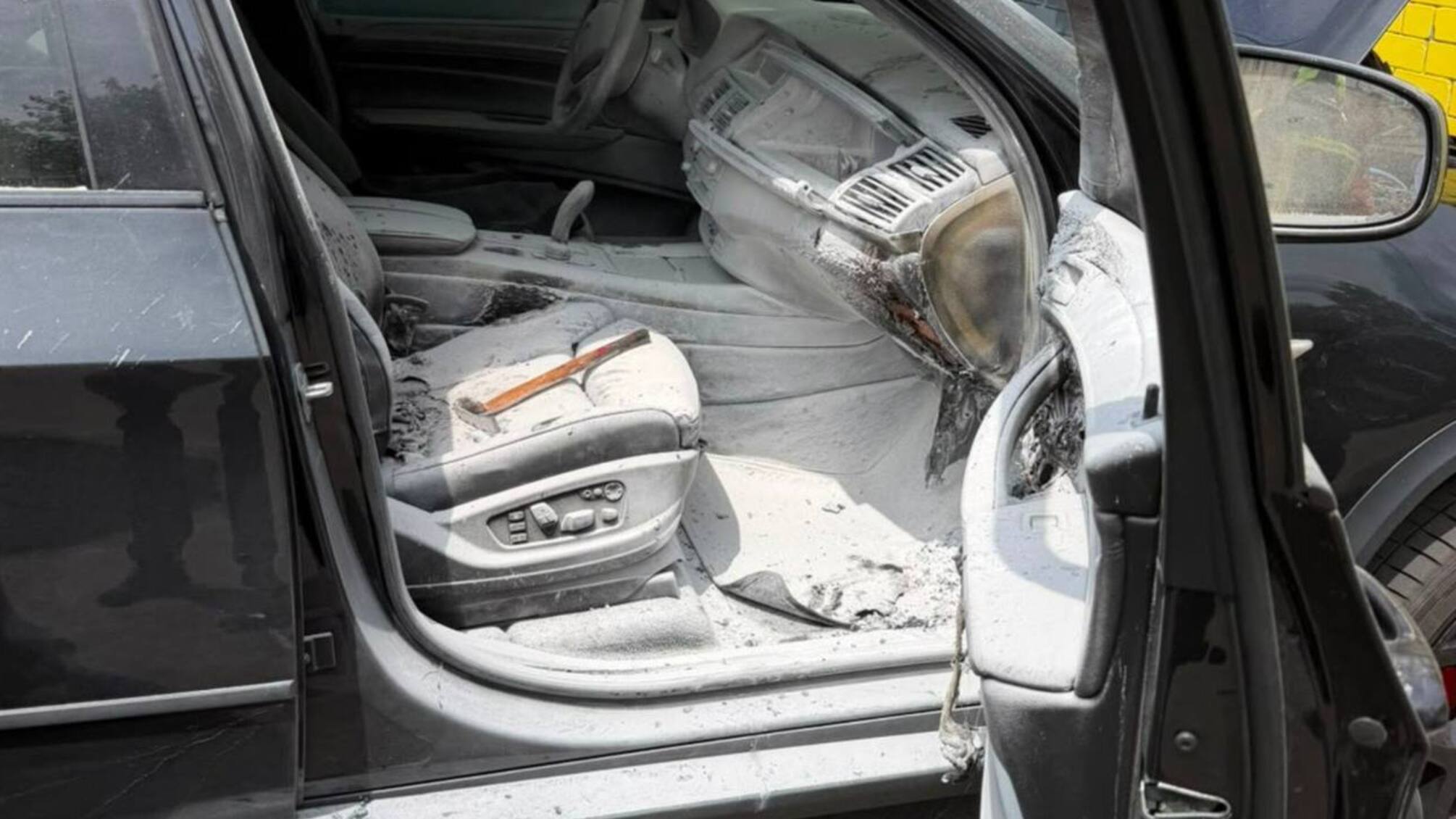 У Києві чоловік підпалив авто свого психолога: заявив, що той 'перетворює пацієнтів на зомбі'