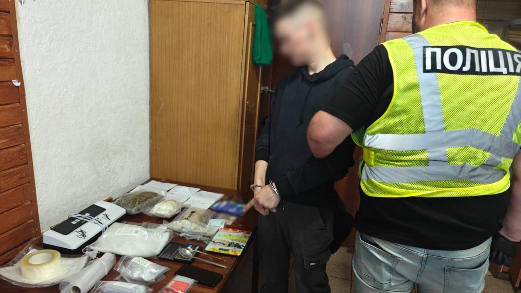 По почте и через 'закладки': в столице задержали 20-летнего наркодилера