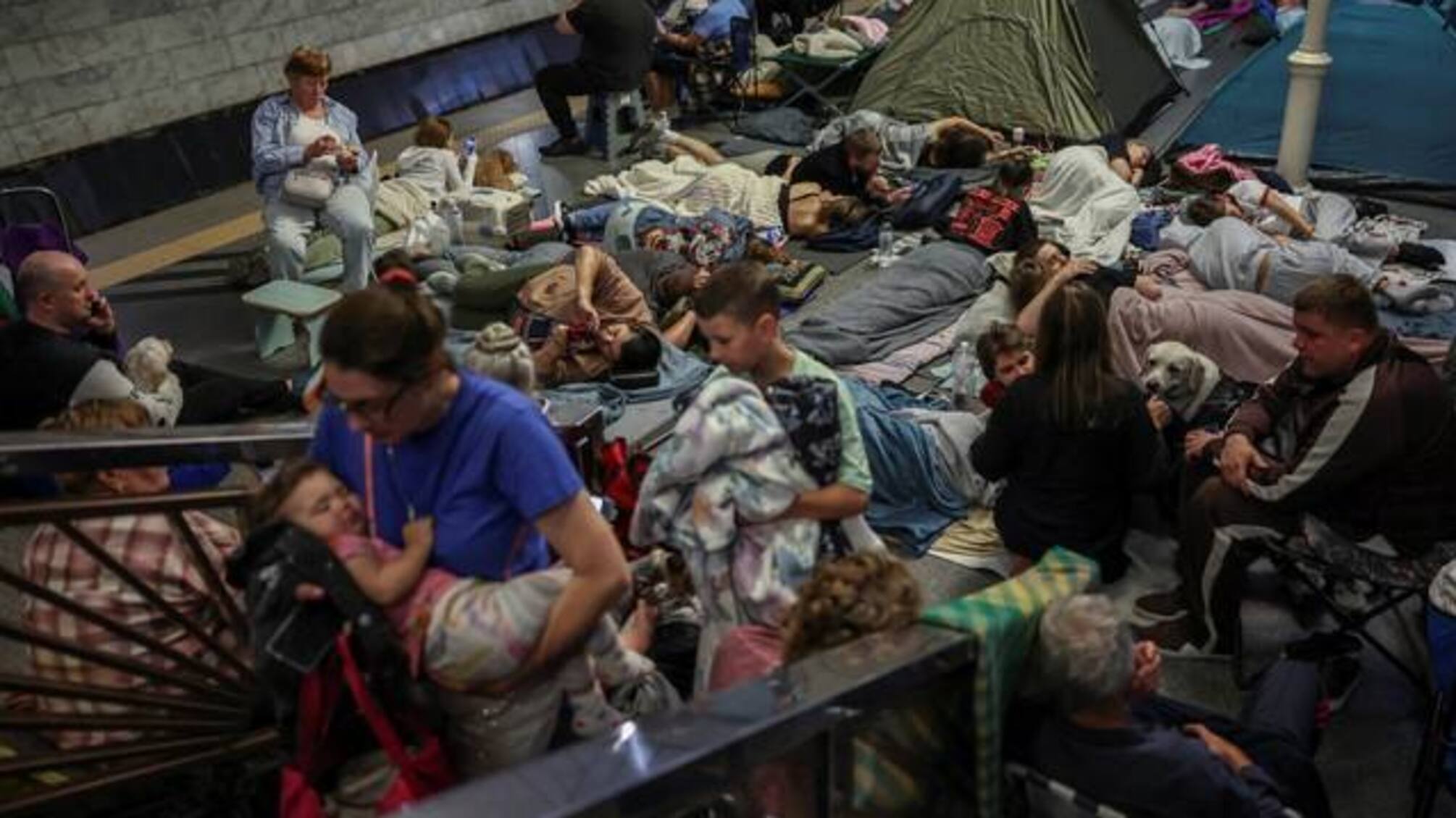 Метро переповнене: понад 56 тисяч людей укривалися у Києві під час нічної атаки