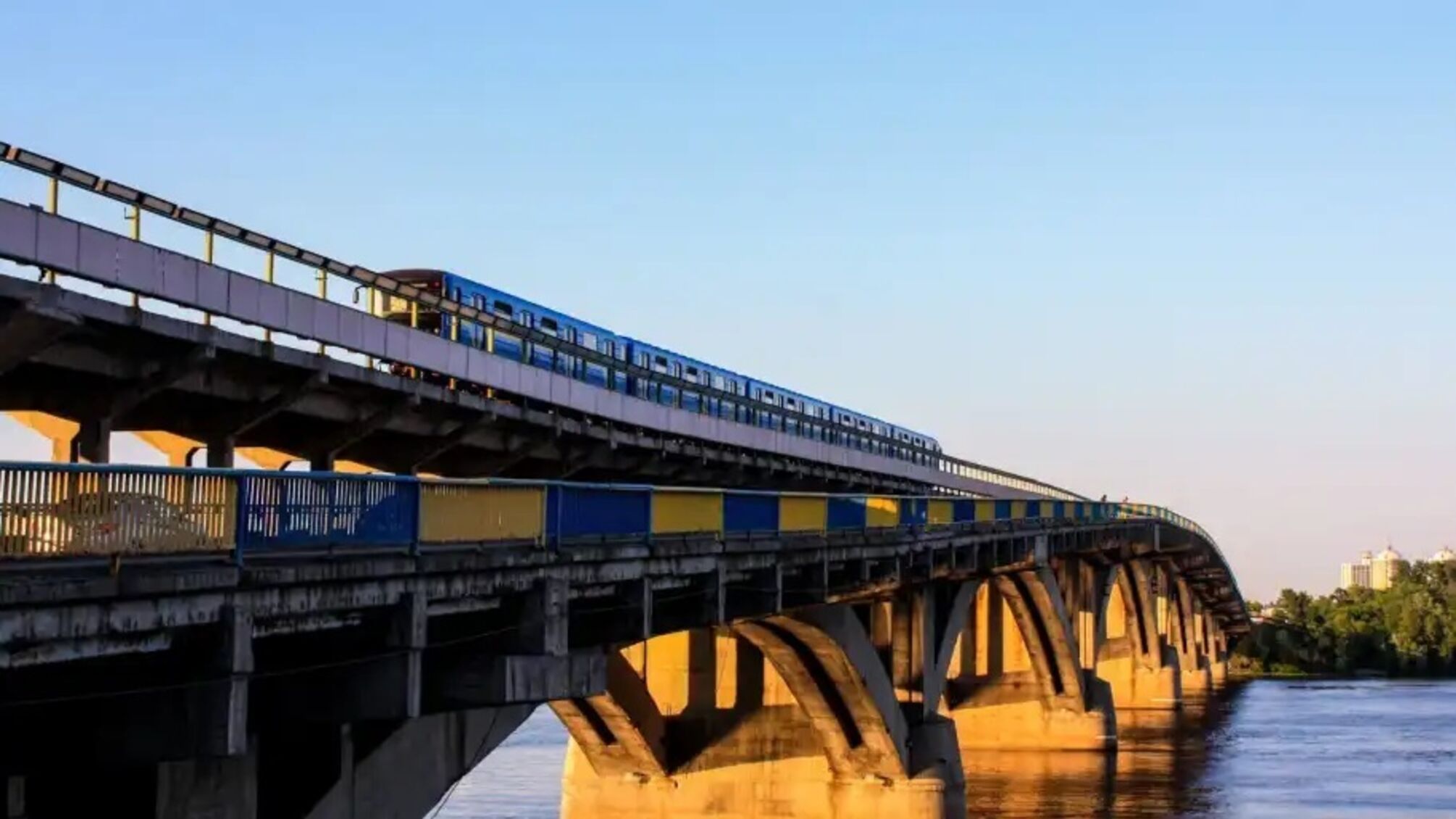 У Києві на чотири доби обмежать рух мостом Метро: названо дати та напрямок