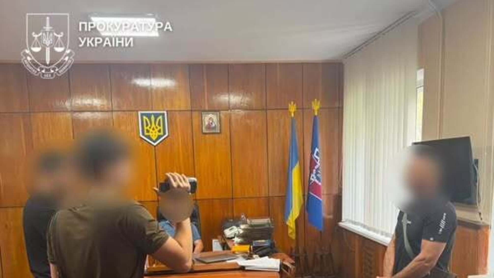 Рубали дрова та клали бруківку: керівників колонії на Буковині підозрюють в експлуатації засуджених