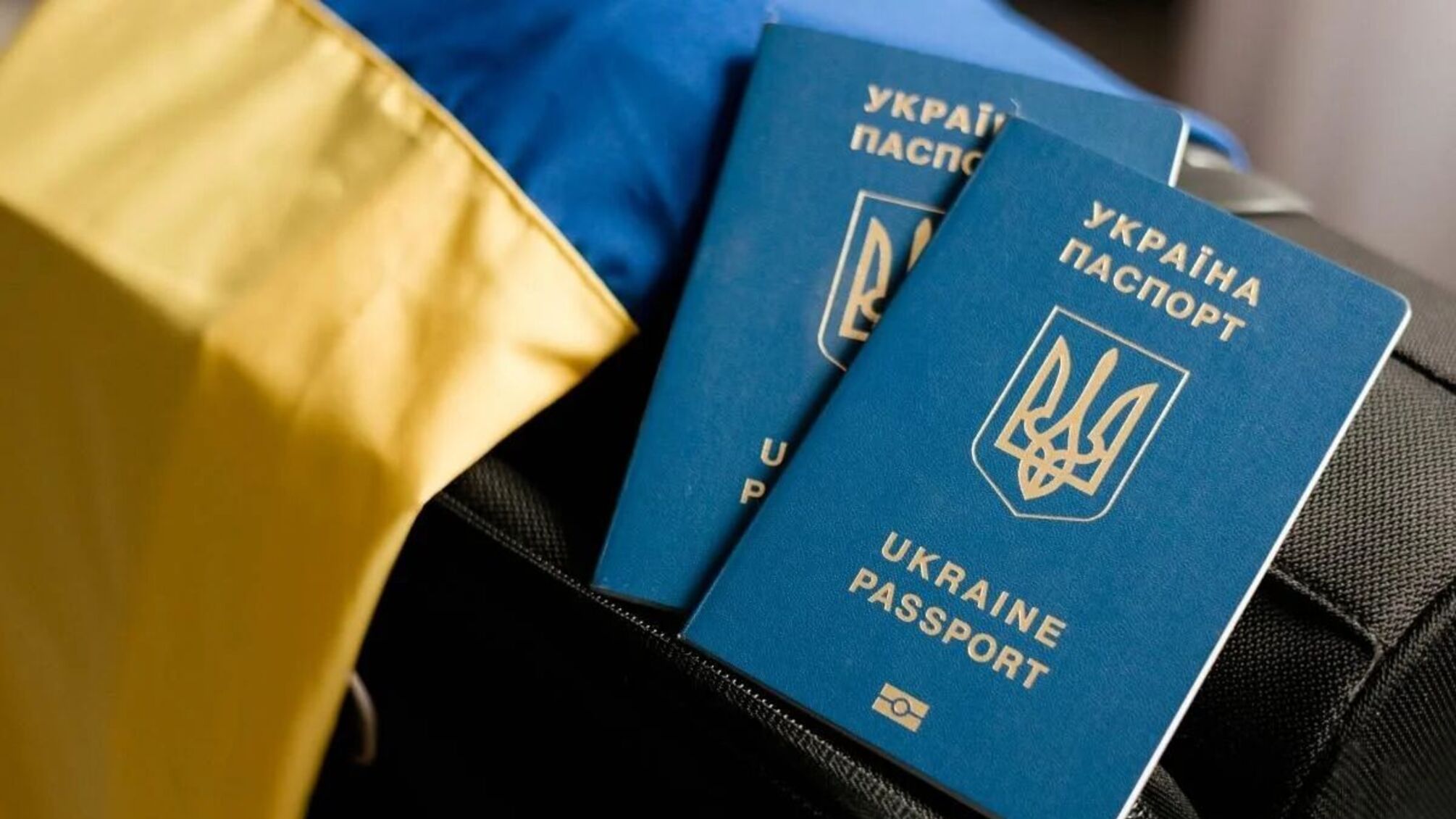 ЄС продовжив тимчасовий захист українців до 2028 року: що буде з документами та виплатами