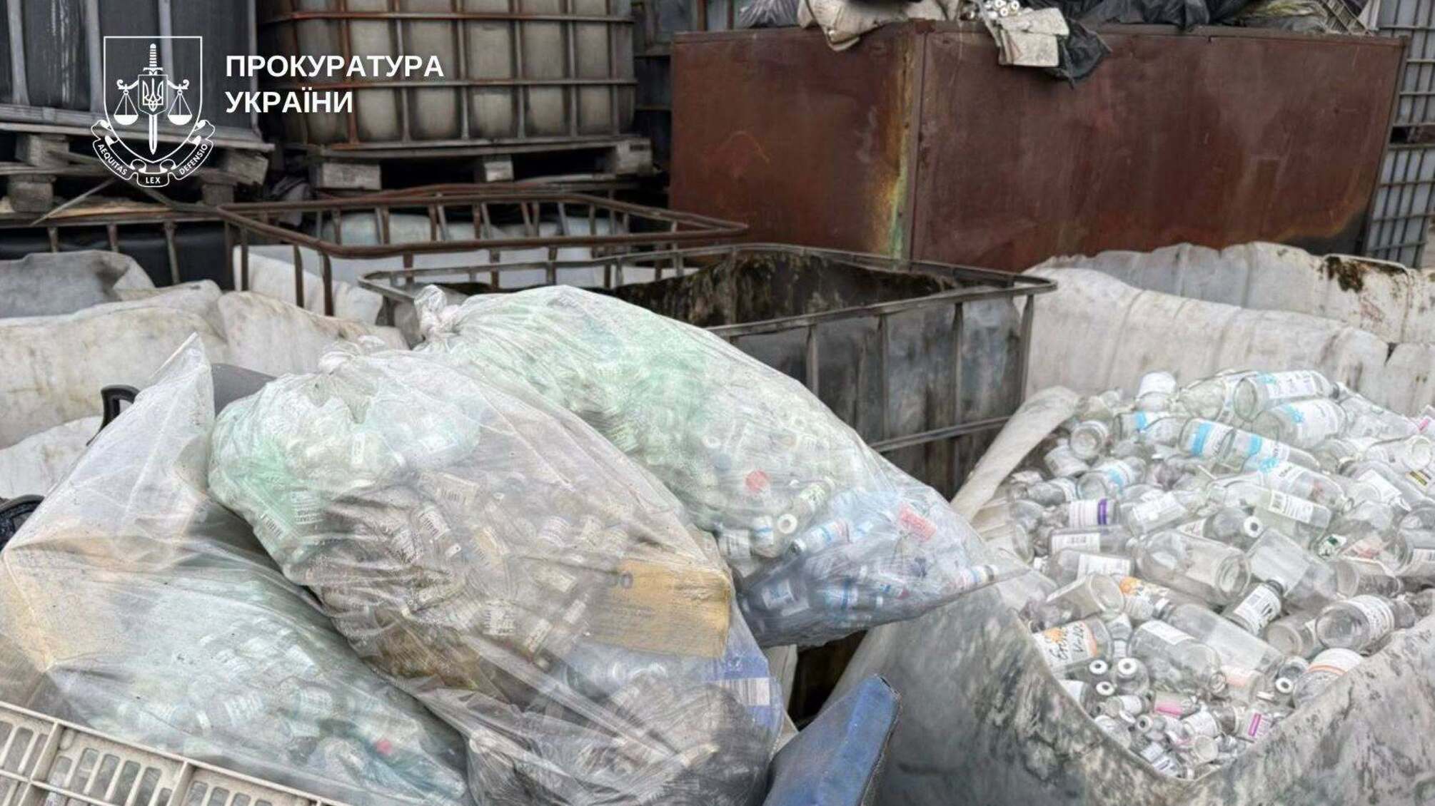 Медичні відходи складали просто на землі: у Києві керівників підприємства підозрюють у забрудненні ґрунту