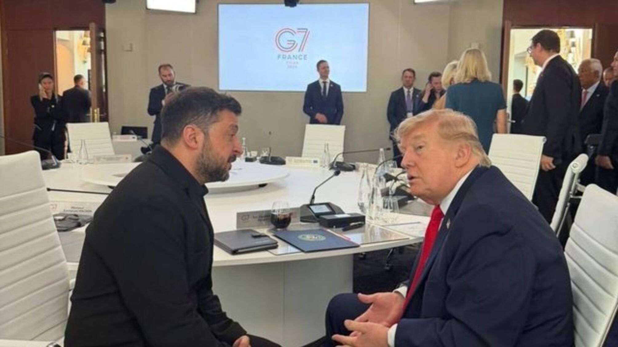 Зеленский анонсировал разговор с Трампом о ракетах для Patriot: что обсудят