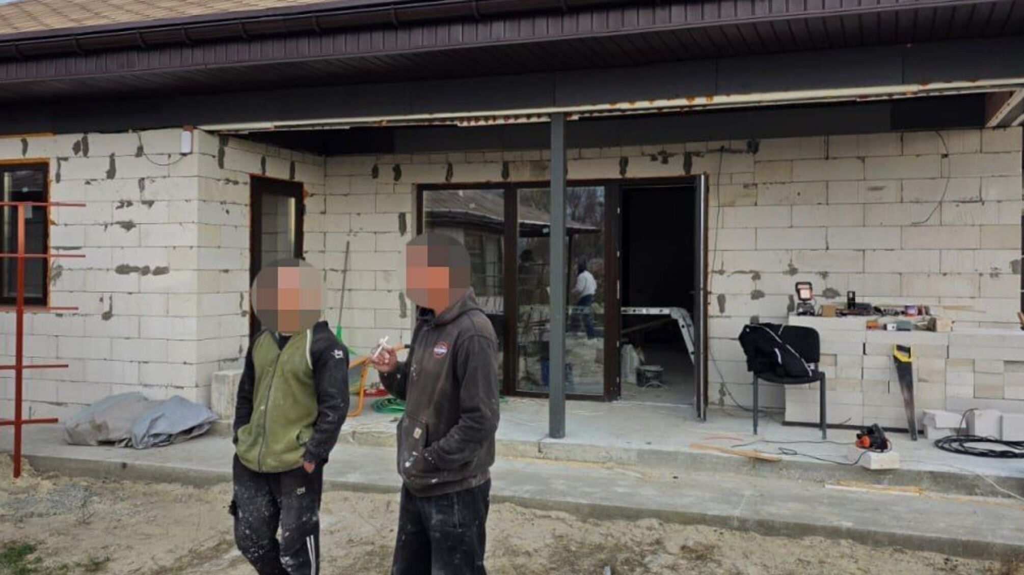 Командир на Київщині майже 2,5 роки змушував військових будувати свій будинок: що встановило ДБР