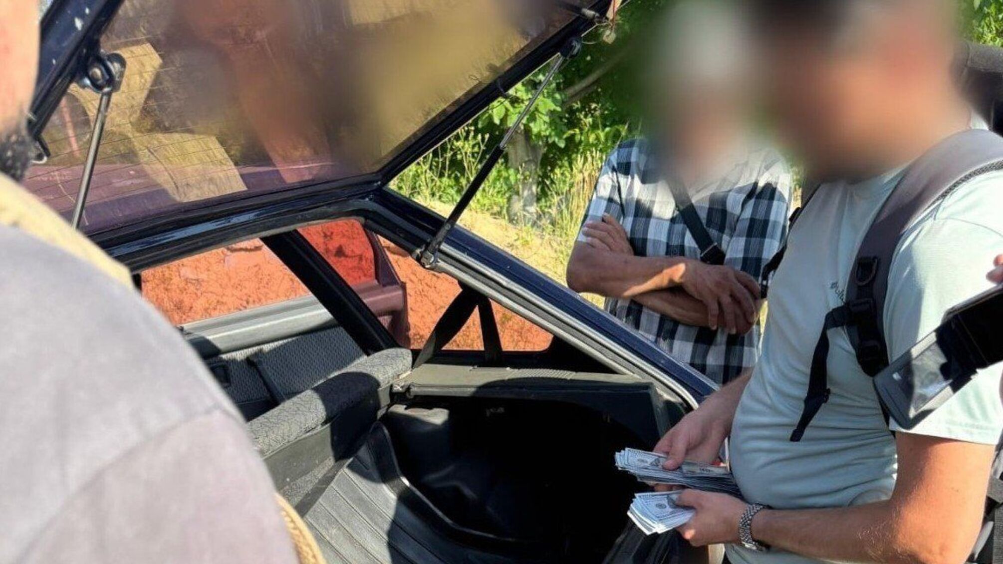 За $12,5 тисячі обіцяв вивезти чоловіка за кордон: на Закарпатті затримали прикордонника