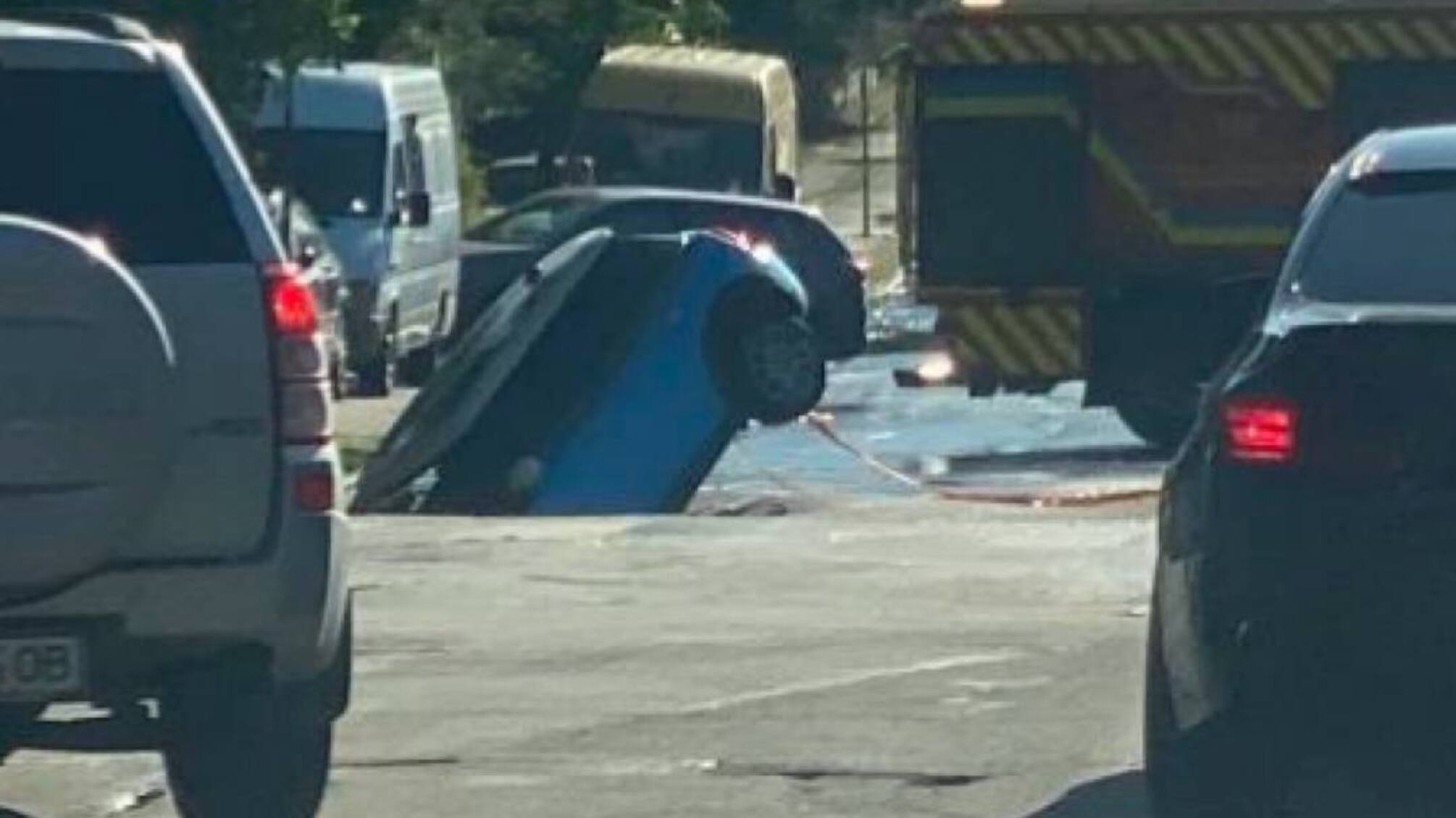 У Києві авто провалилося в яму: водійка розповіла, як встигла врятувати дитину