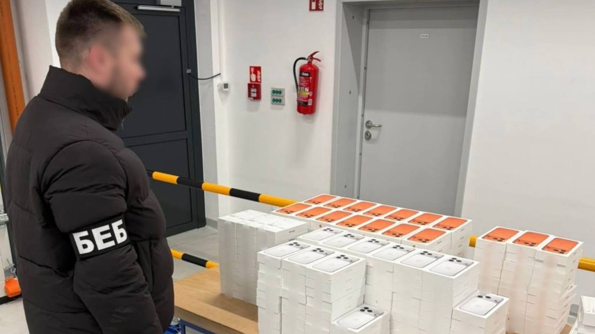 iPhone, AirPods та Apple Watch на 35 млн грн: на кордоні викрили масштабну схованку в мікроавтобусі