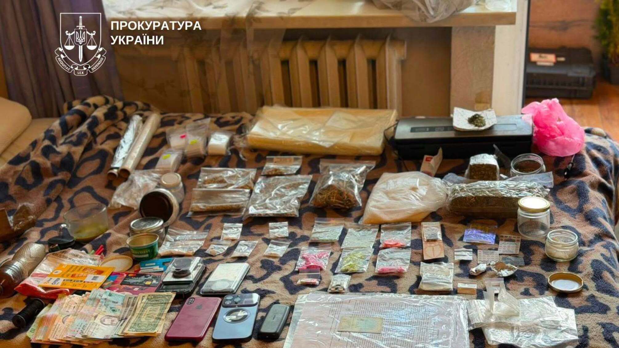 У Києві судитимуть чоловіка, який продавав наркотики гостям під час домашніх вечірок
