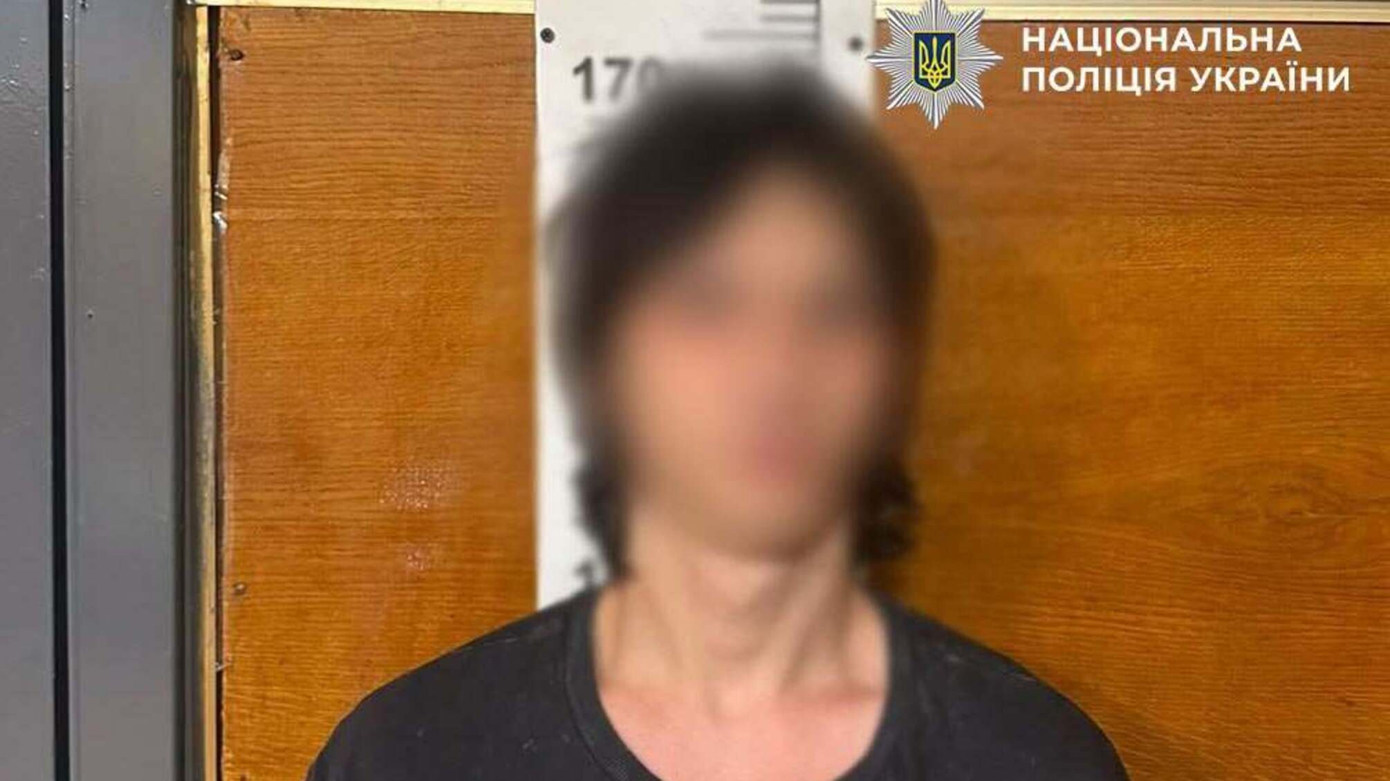 Пять ударов ножом: в Киеве несовершеннолетний напал на полицейского