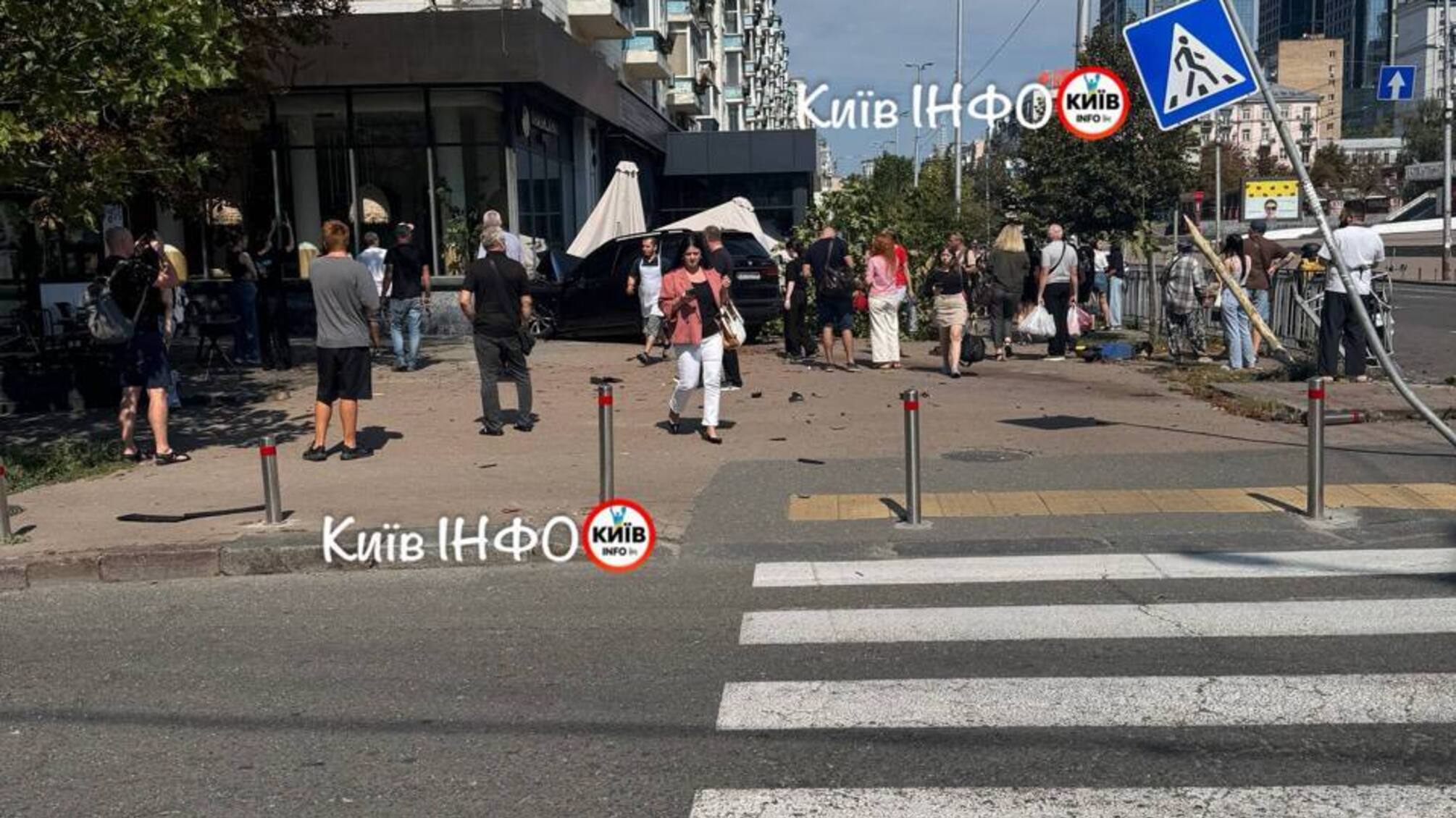 У Києві автомобіль в’їхав у терасу кав’ярні біля метро 'Палац Україна' (відео)
