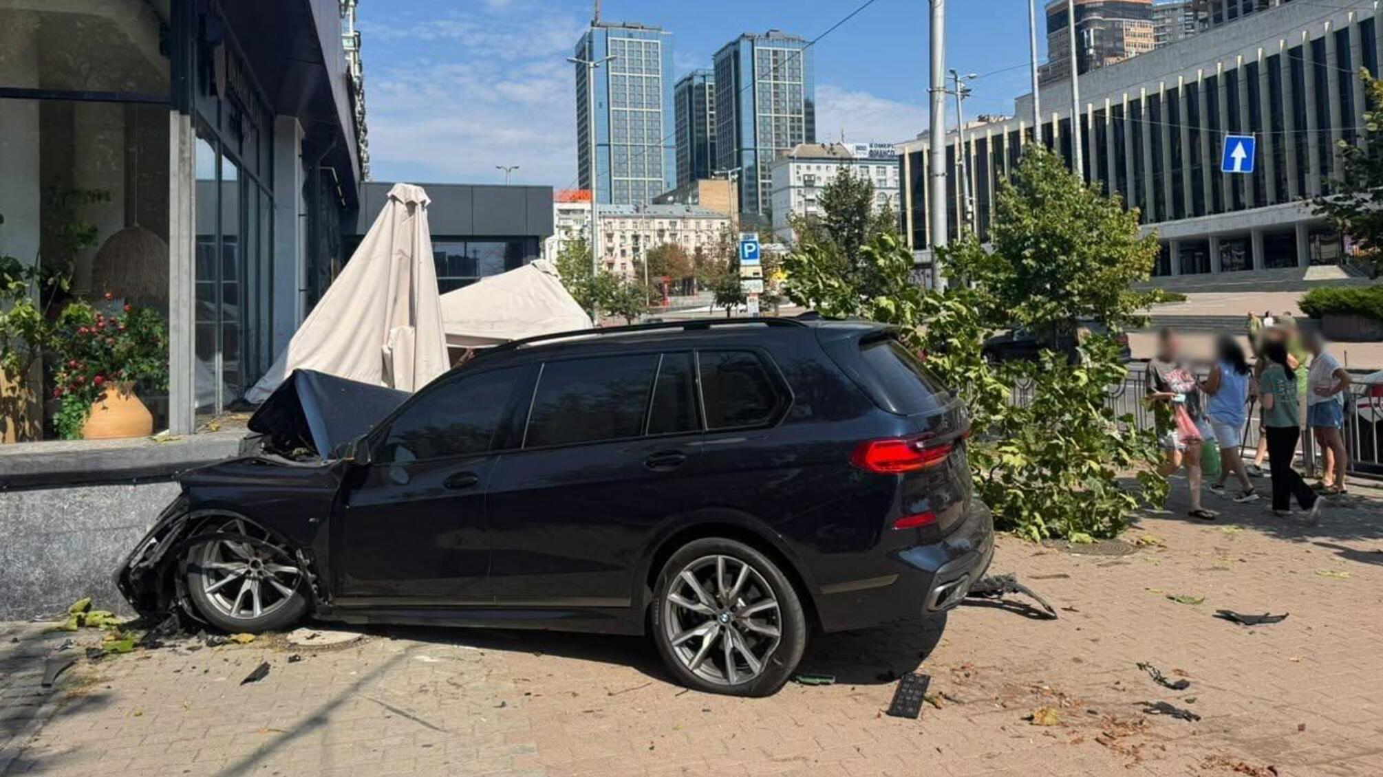 У Києві BMW влетіли на терасу ресторану: одним із водіїв міг бути Кирило Островський — Dетектив-Info