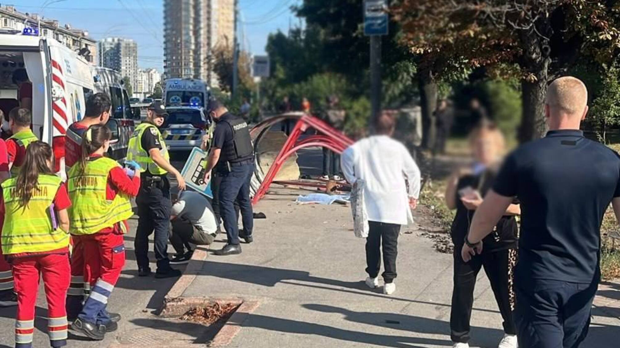Смертельна ДТП у Києві: автомобіль в’їхав у зупинку з людьми