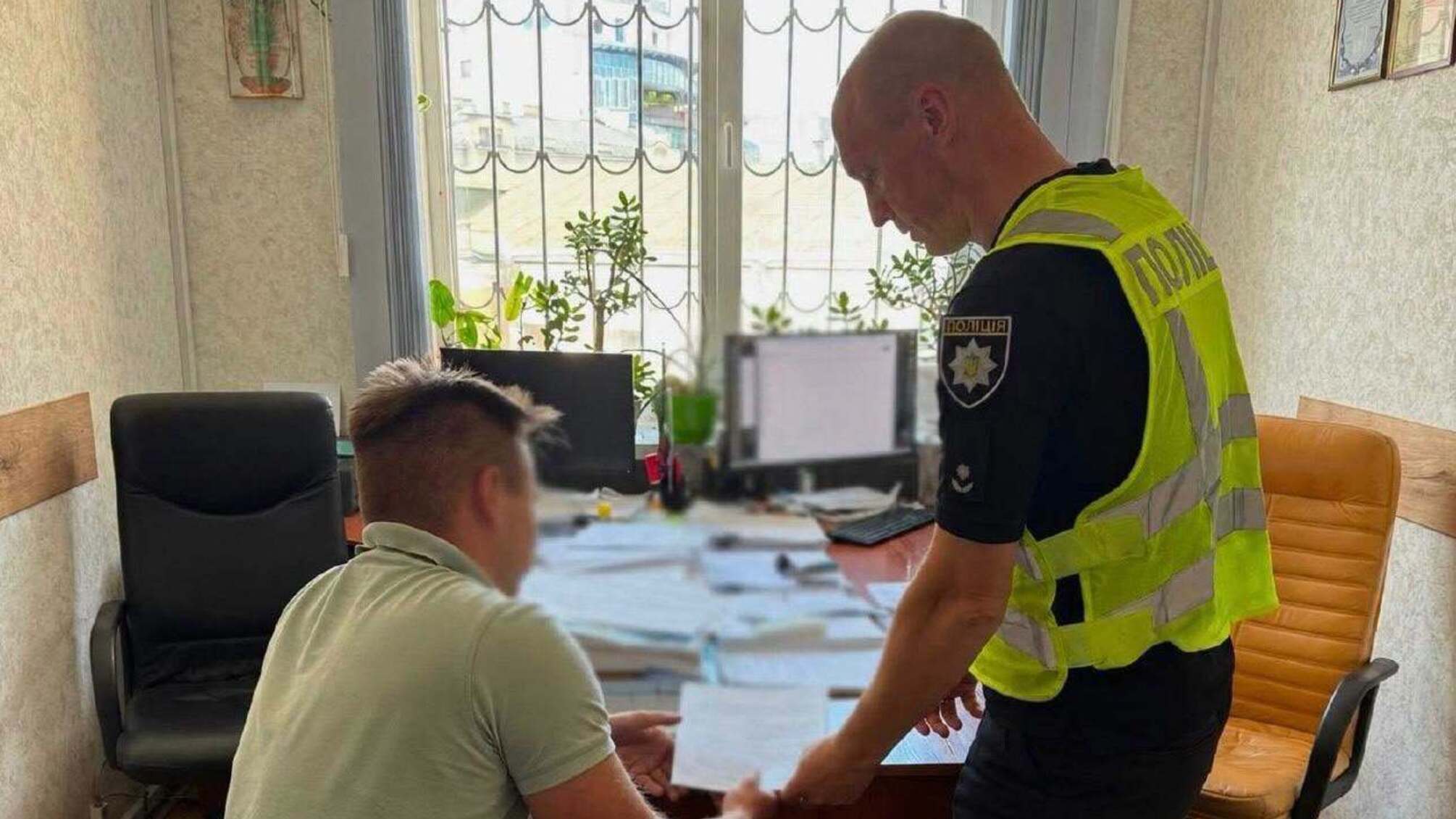 В’їхав у зупинку після зіткнення з автобусом: 23-річному водію повідомили про підозру