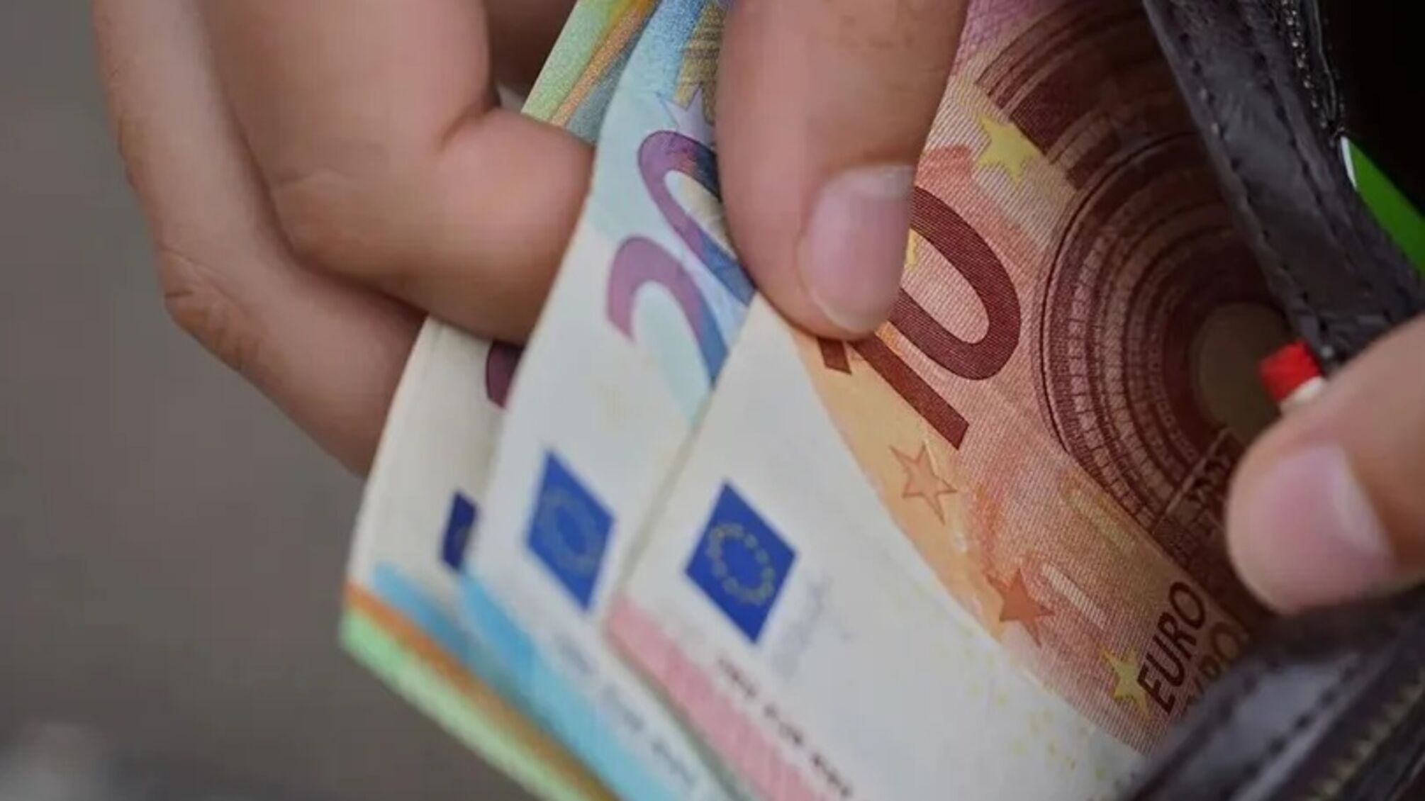 Українцям у Німеччині можуть відмовити у соцвиплатах: яке майно перевіряє Jobcenter